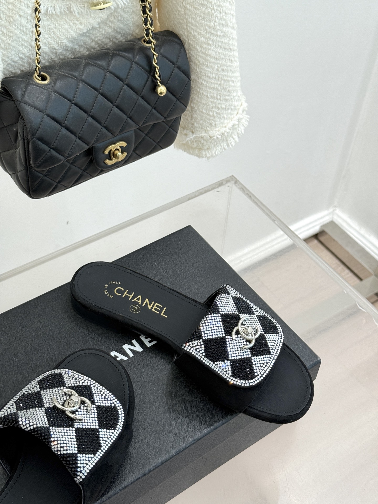 CHANE*｜小香经典春夏翻盖水钻双C书包扣拖鞋经典永不过时 简约大气标志性翻盖双C书包扣设计～手工镶嵌