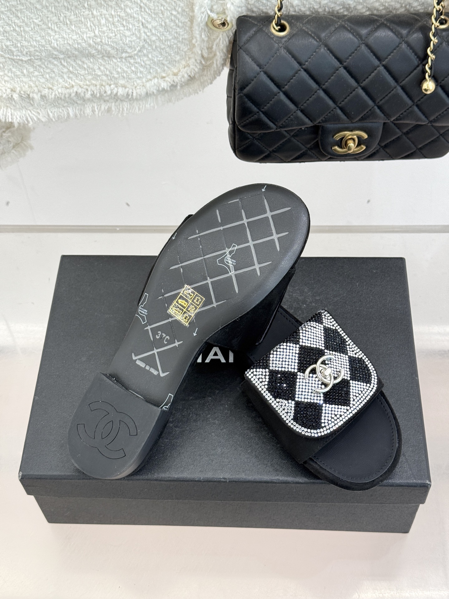 CHANE*｜小香经典春夏翻盖水钻双C书包扣拖鞋经典永不过时 简约大气标志性翻盖双C书包扣设计～手工镶嵌