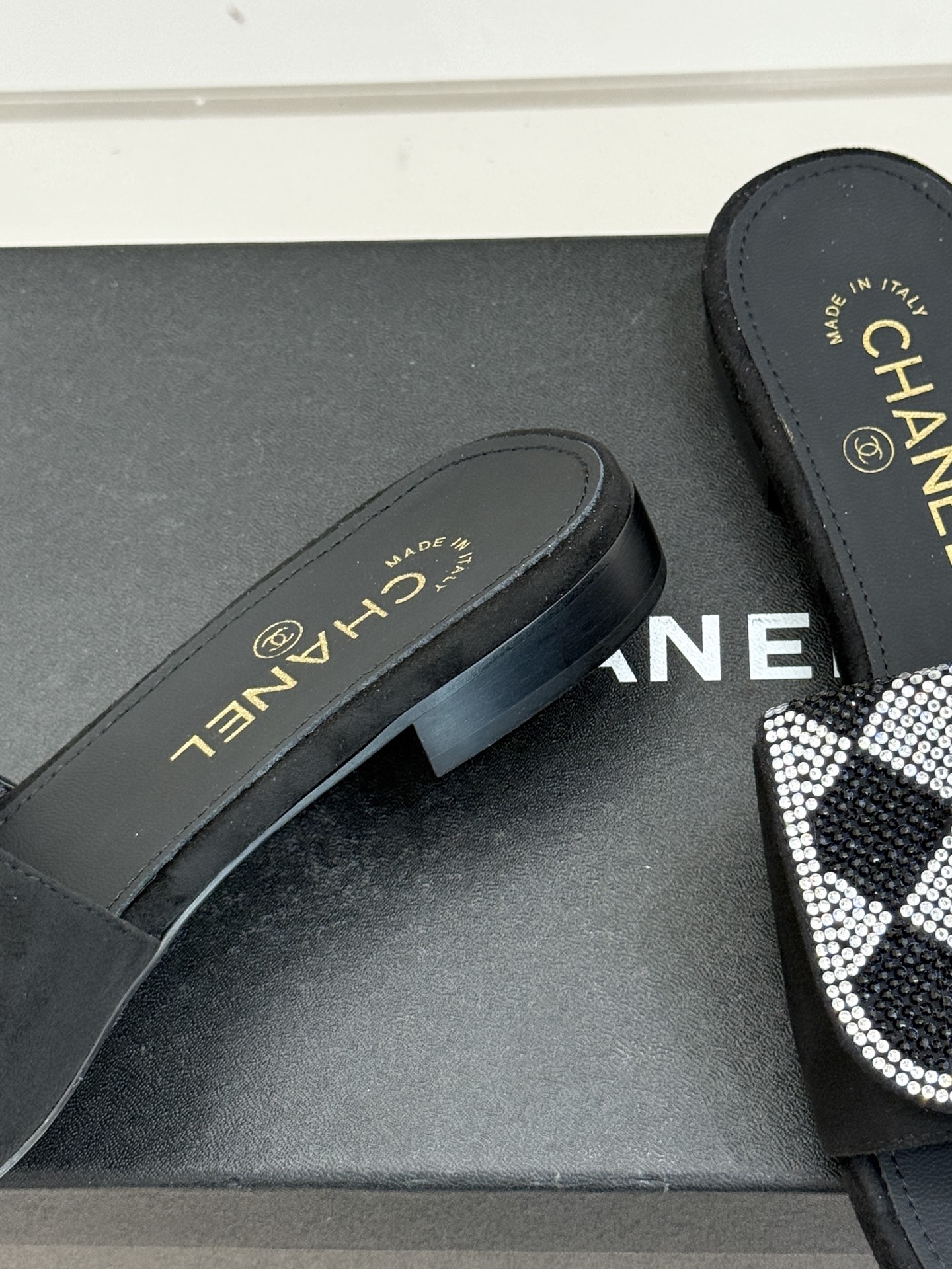 CHANE*｜小香经典春夏翻盖水钻双C书包扣拖鞋经典永不过时 简约大气标志性翻盖双C书包扣设计～手工镶嵌