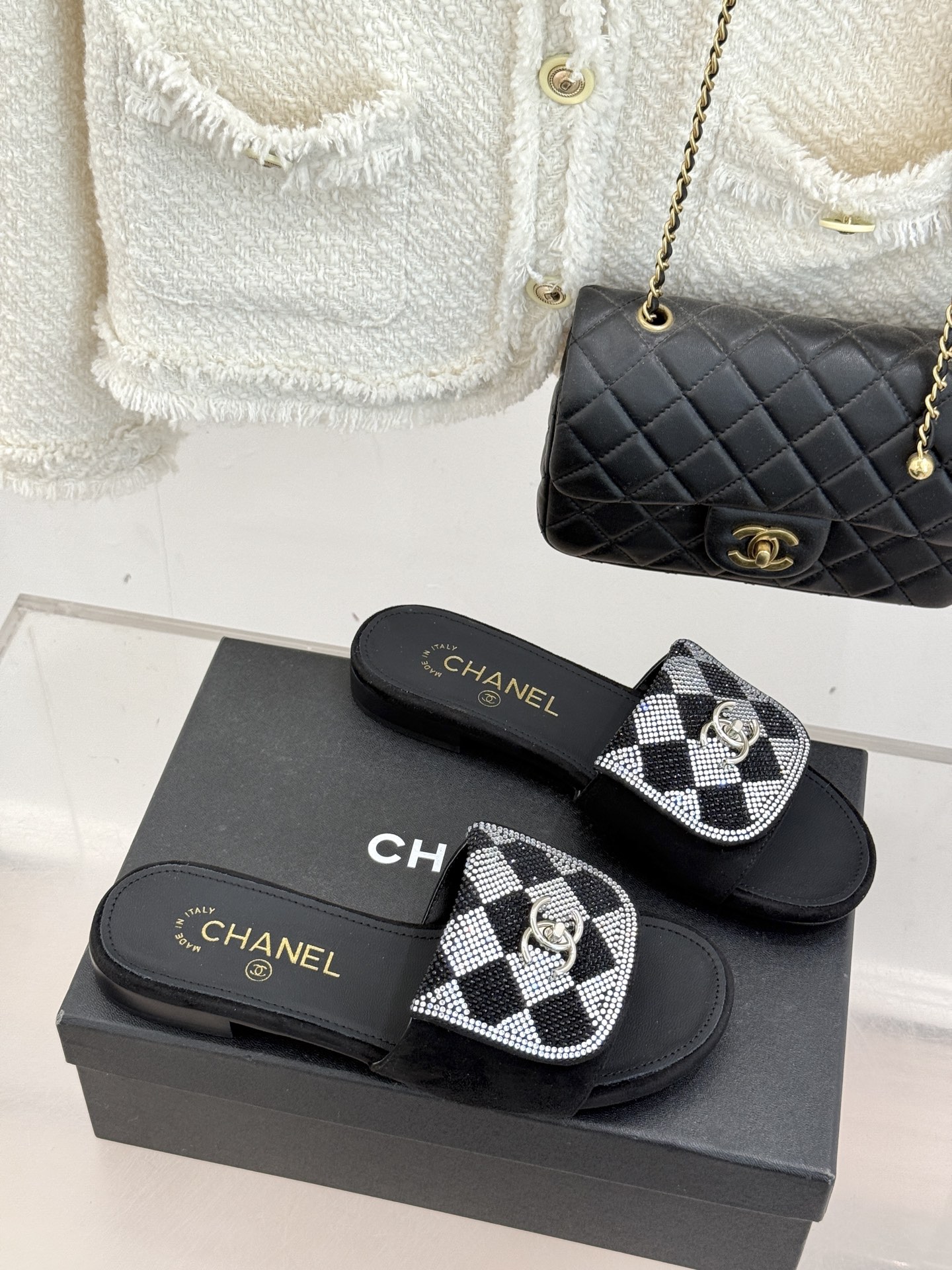 CHANE*｜小香经典春夏翻盖水钻双C书包扣拖鞋经典永不过时 简约大气标志性翻盖双C书包扣设计～手工镶嵌