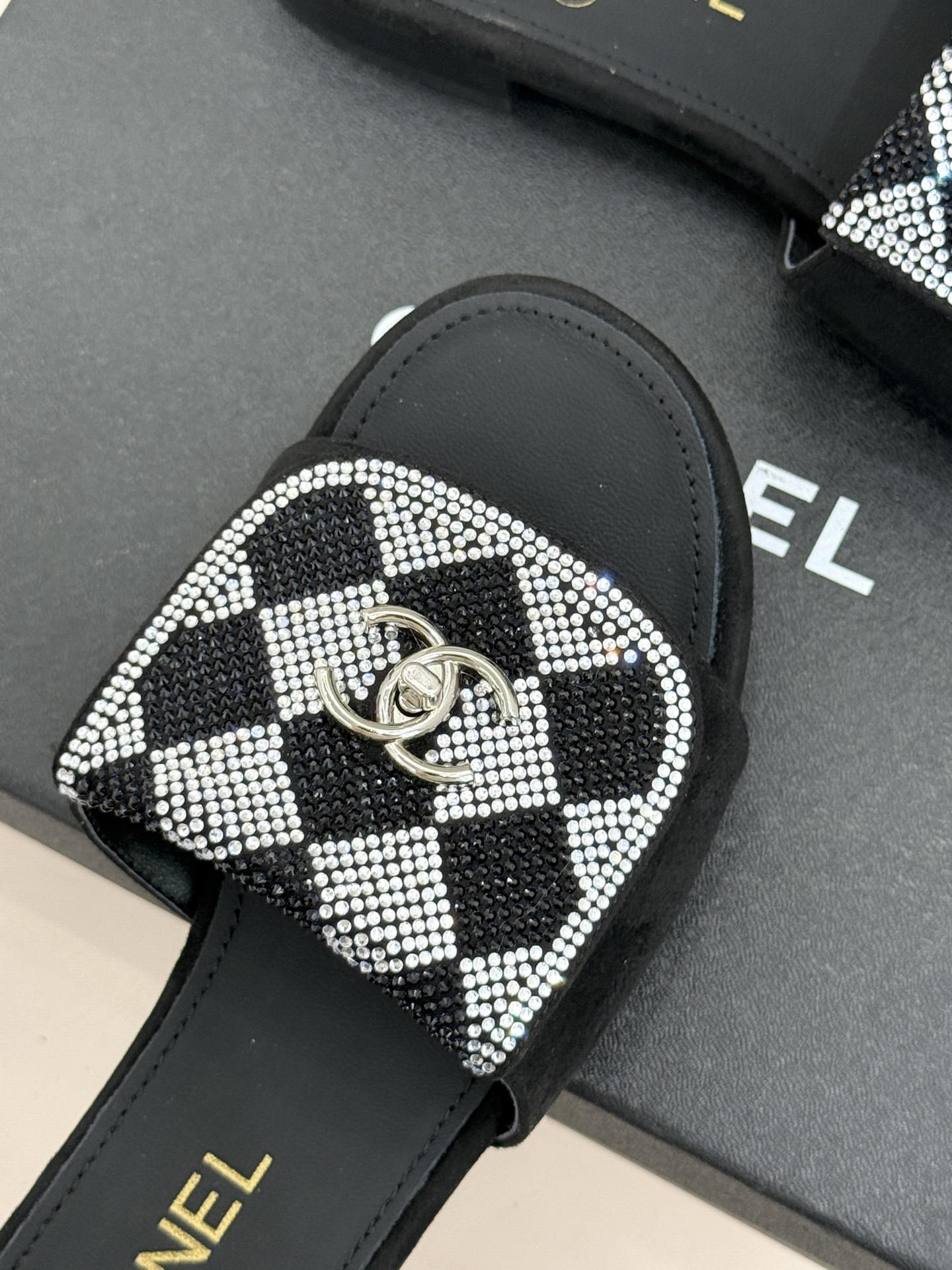 CHANE*｜小香经典春夏翻盖水钻双C书包扣拖鞋经典永不过时 简约大气标志性翻盖双C书包扣设计～手工镶嵌