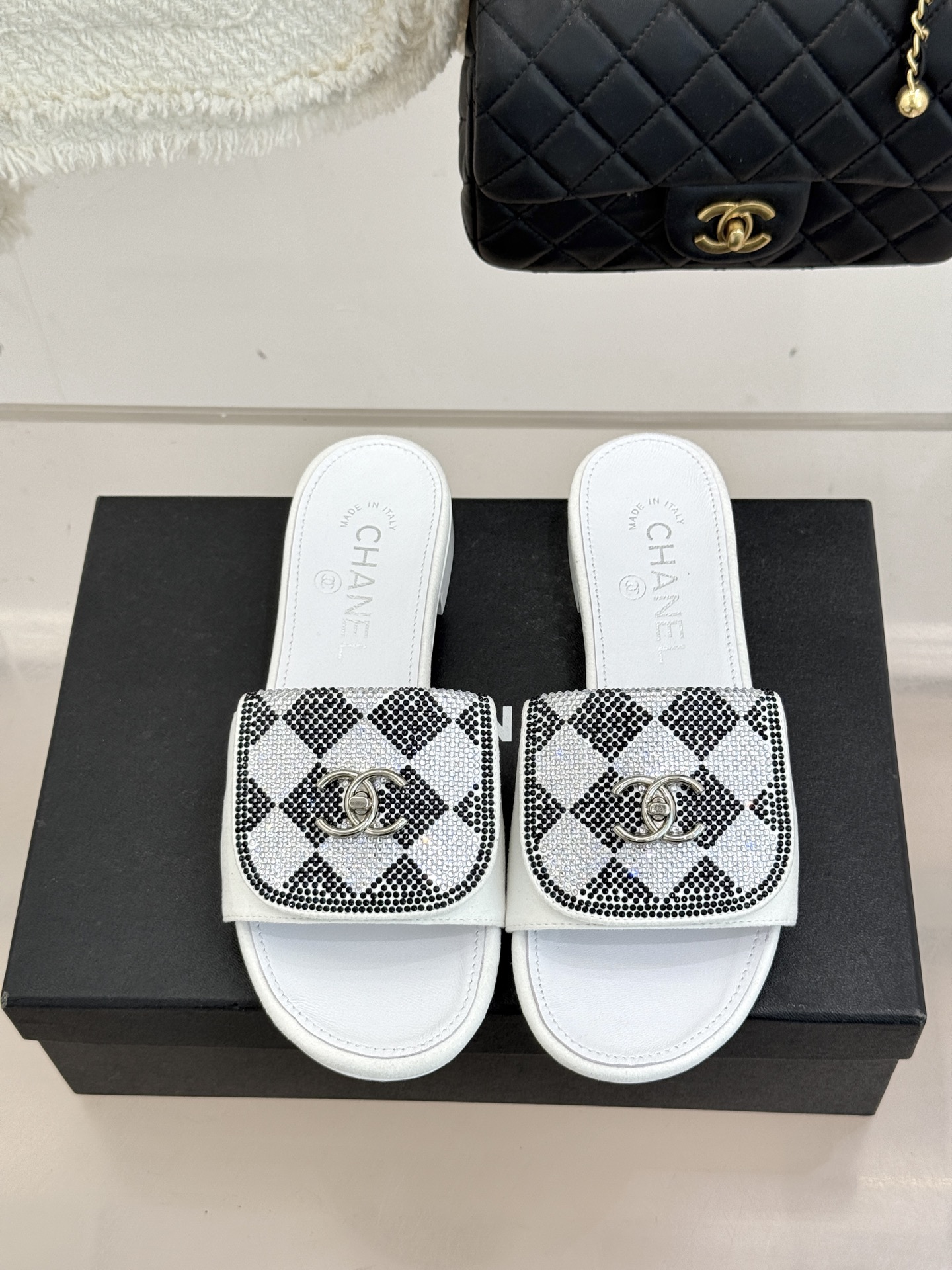 CHANE*｜小香经典春夏翻盖水钻双C书包扣拖鞋经典永不过时 简约大气标志性翻盖双C书包扣设计～手工镶嵌