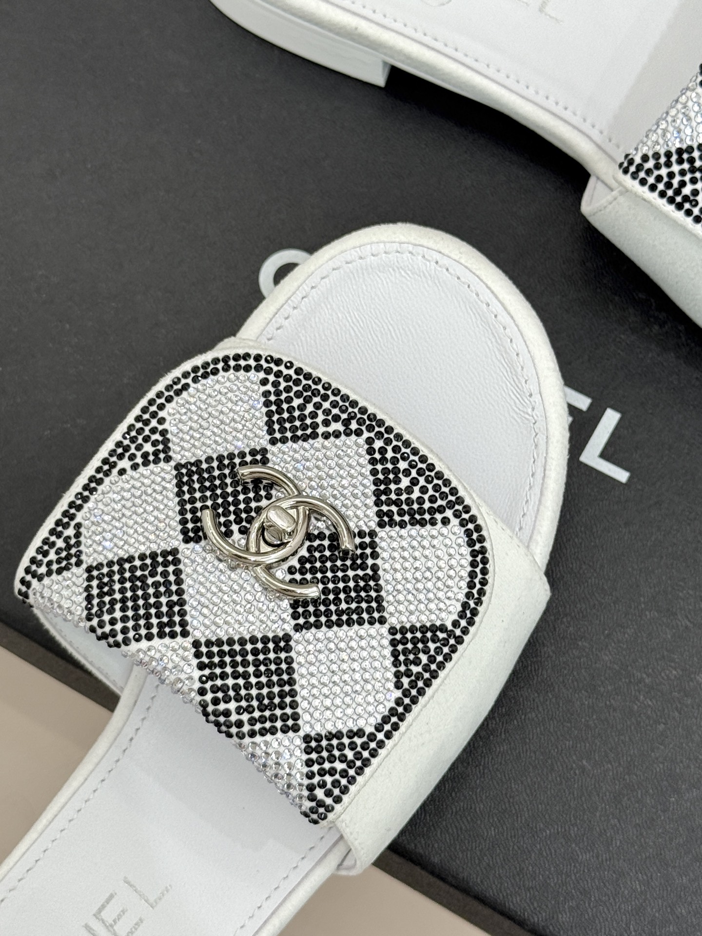 CHANE*｜小香经典春夏翻盖水钻双C书包扣拖鞋经典永不过时 简约大气标志性翻盖双C书包扣设计～手工镶嵌