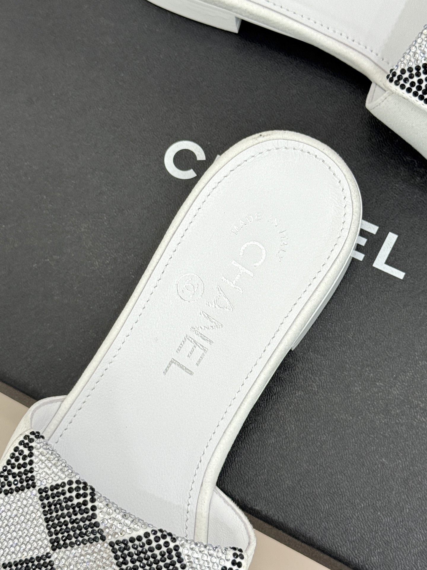 CHANE*｜小香经典春夏翻盖水钻双C书包扣拖鞋经典永不过时 简约大气标志性翻盖双C书包扣设计～手工镶嵌