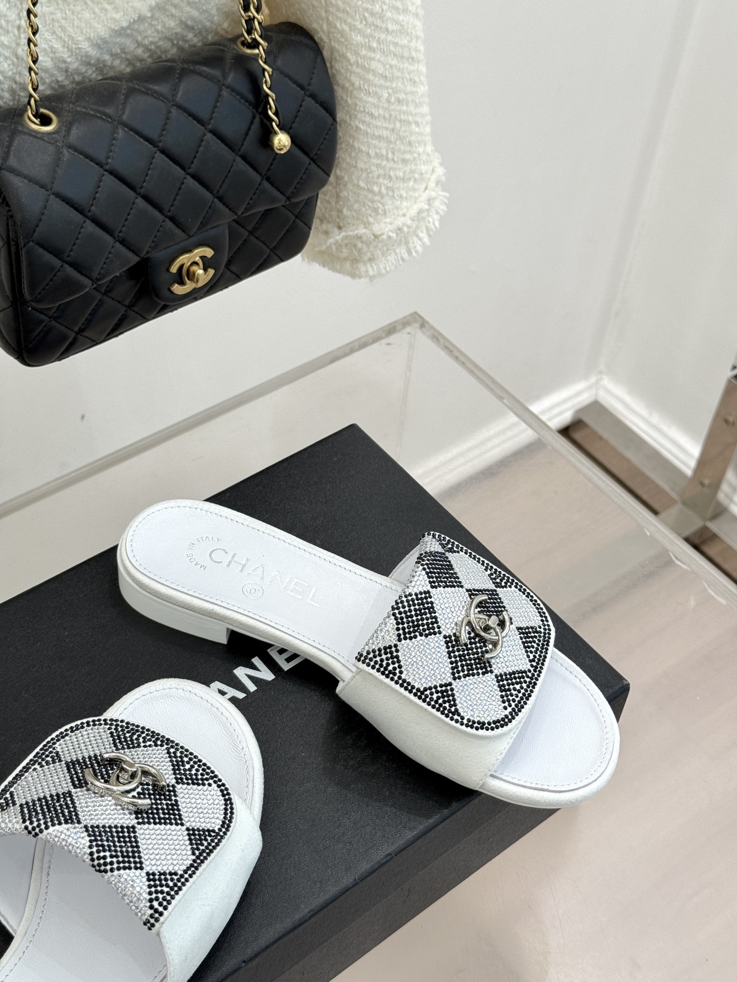 CHANE*｜小香经典春夏翻盖水钻双C书包扣拖鞋经典永不过时 简约大气标志性翻盖双C书包扣设计～手工镶嵌