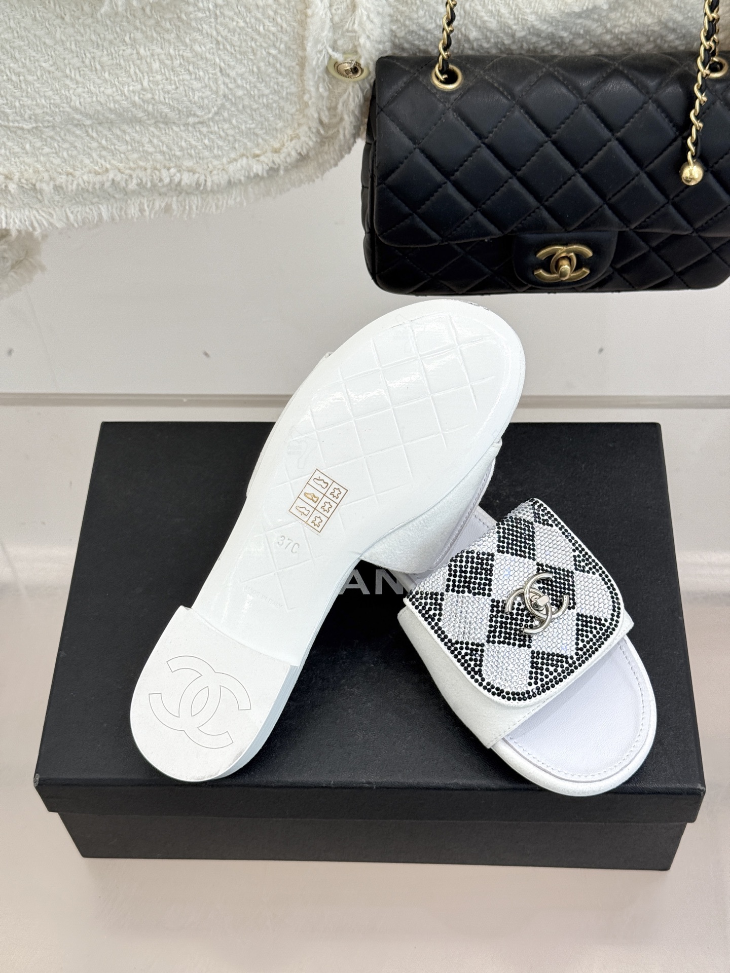 CHANE*｜小香经典春夏翻盖水钻双C书包扣拖鞋经典永不过时 简约大气标志性翻盖双C书包扣设计～手工镶嵌