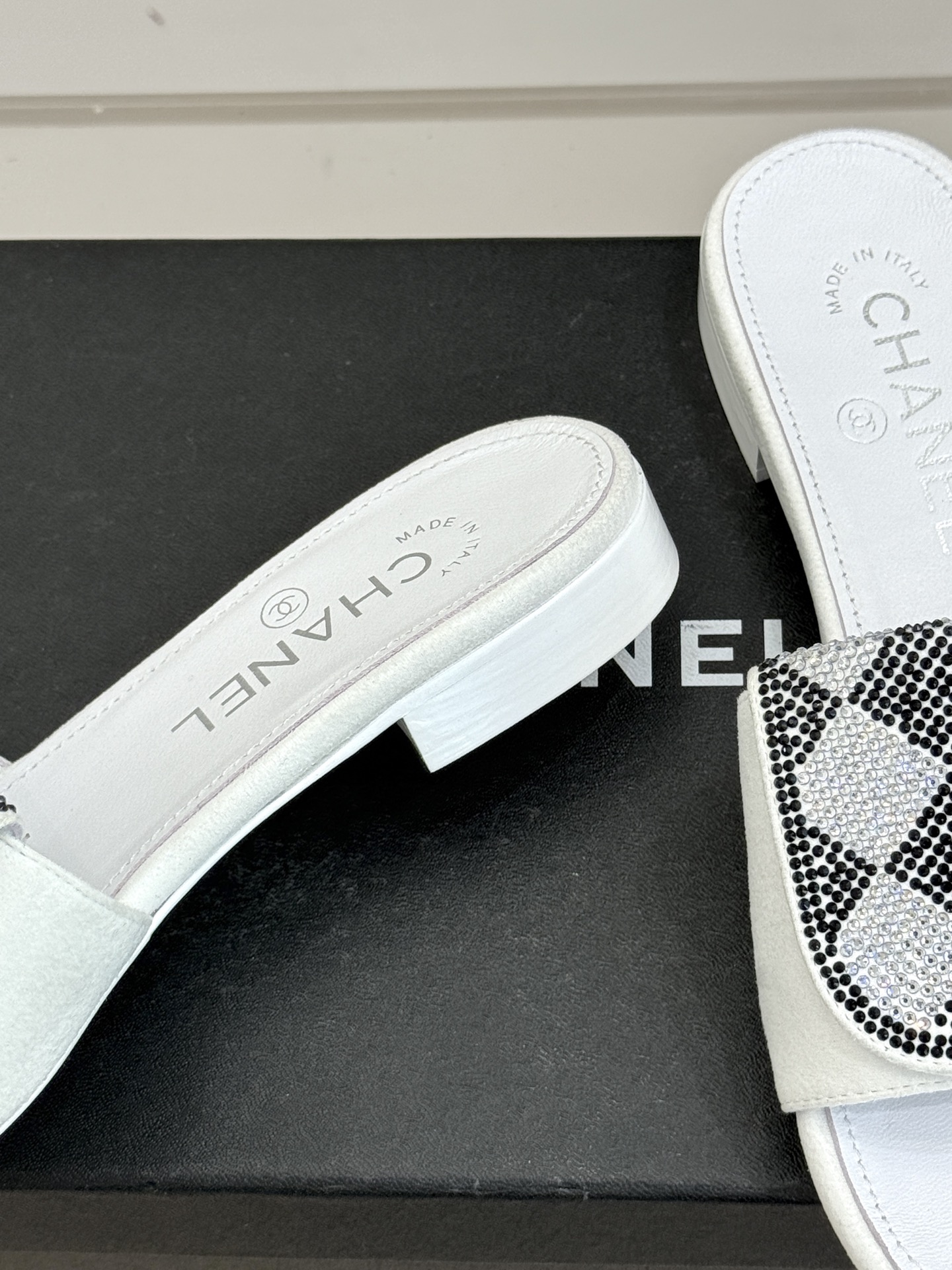 CHANE*｜小香经典春夏翻盖水钻双C书包扣拖鞋经典永不过时 简约大气标志性翻盖双C书包扣设计～手工镶嵌