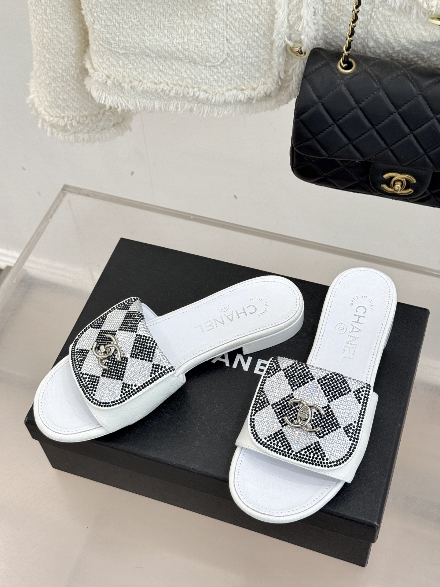 CHANE*｜小香经典春夏翻盖水钻双C书包扣拖鞋经典永不过时 简约大气标志性翻盖双C书包扣设计～手工镶嵌