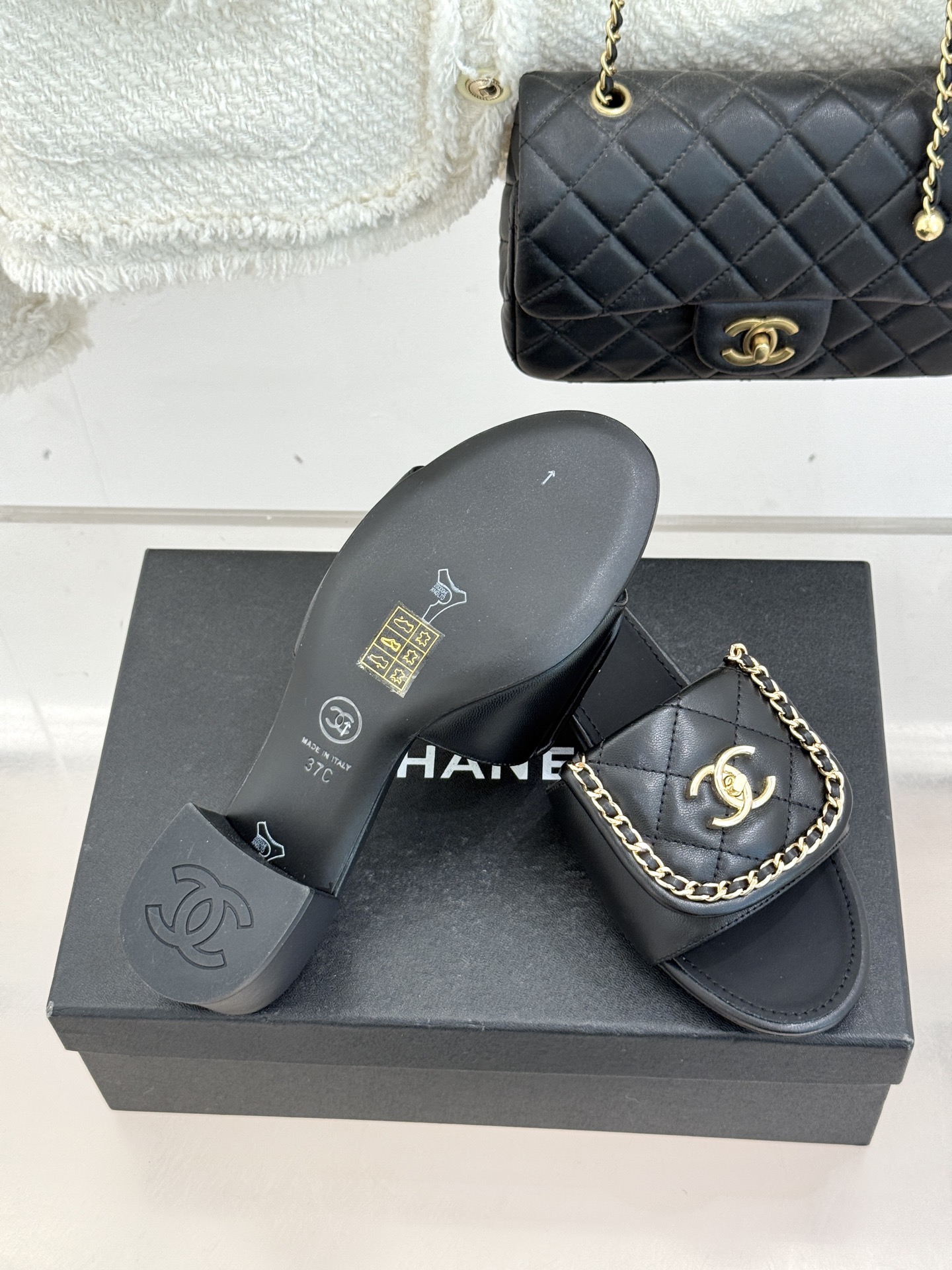 CHANE*｜小香经典春夏翻盖双C书包扣拖鞋经典永不过时 简约大气标志性翻盖双C书包扣搭配链条设计～显瘦