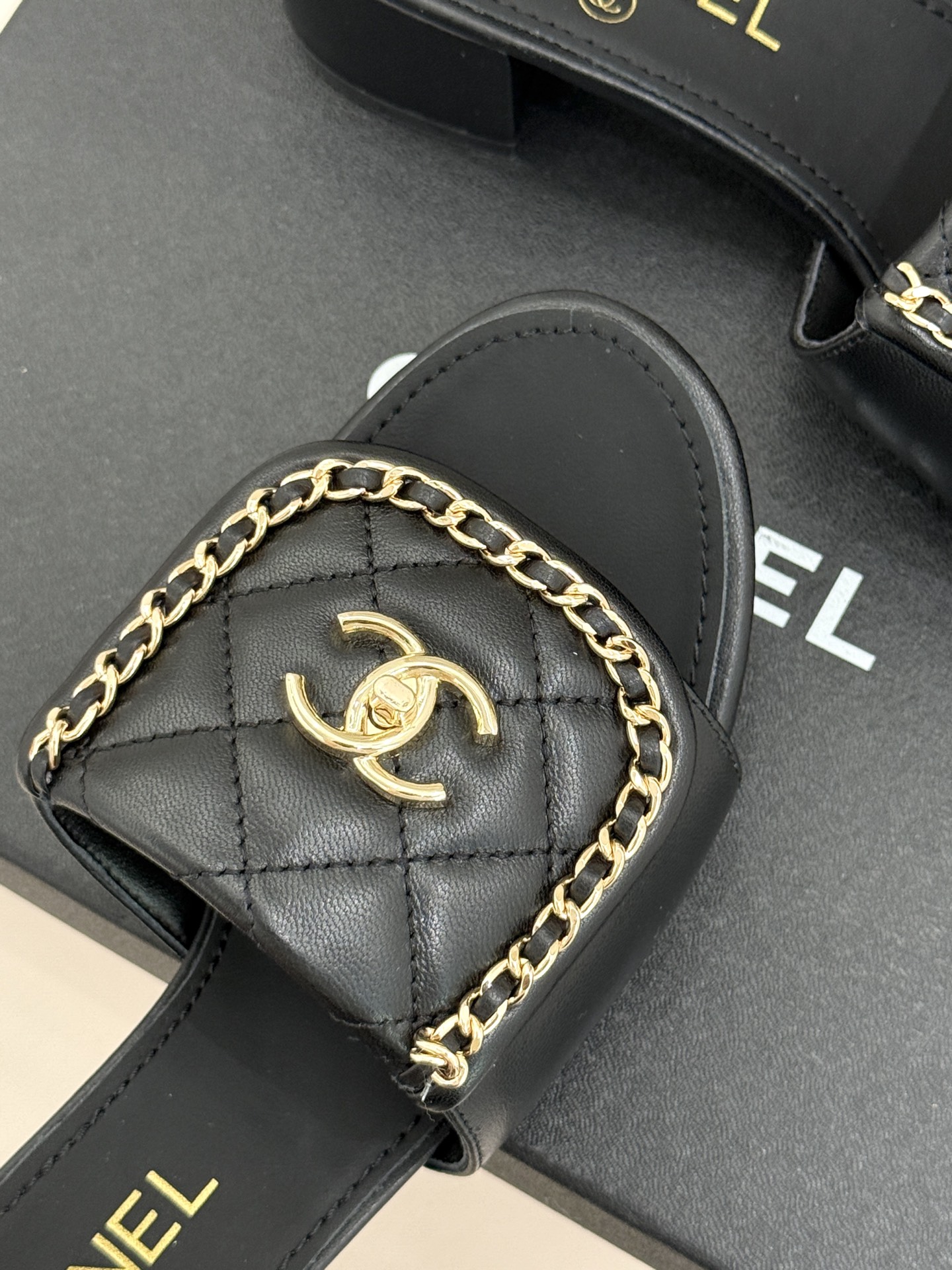 CHANE*｜小香经典春夏翻盖双C书包扣拖鞋经典永不过时 简约大气标志性翻盖双C书包扣搭配链条设计～显瘦