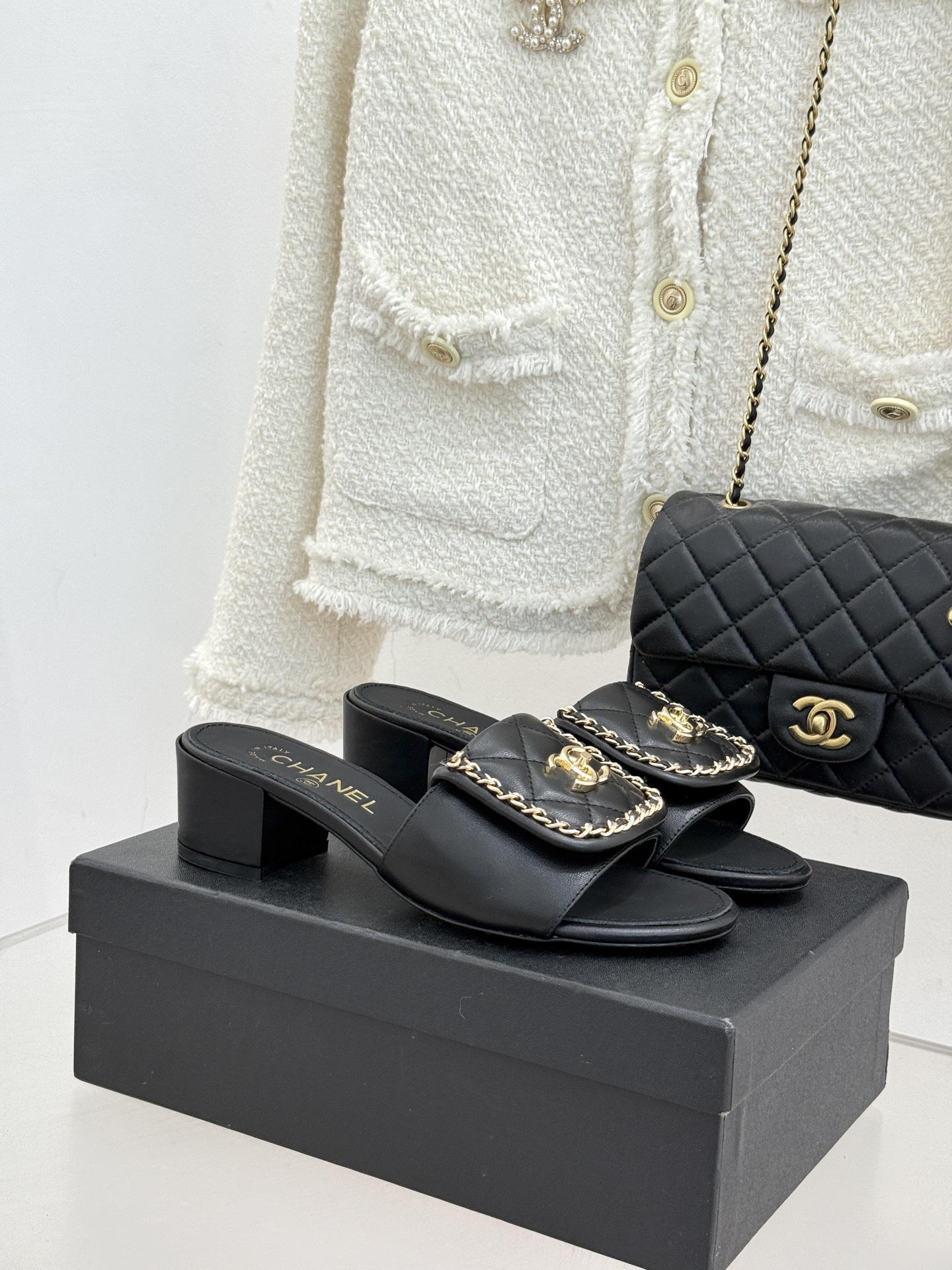 CHANE*｜小香经典春夏翻盖双C书包扣拖鞋经典永不过时 简约大气标志性翻盖双C书包扣搭配链条设计～显瘦