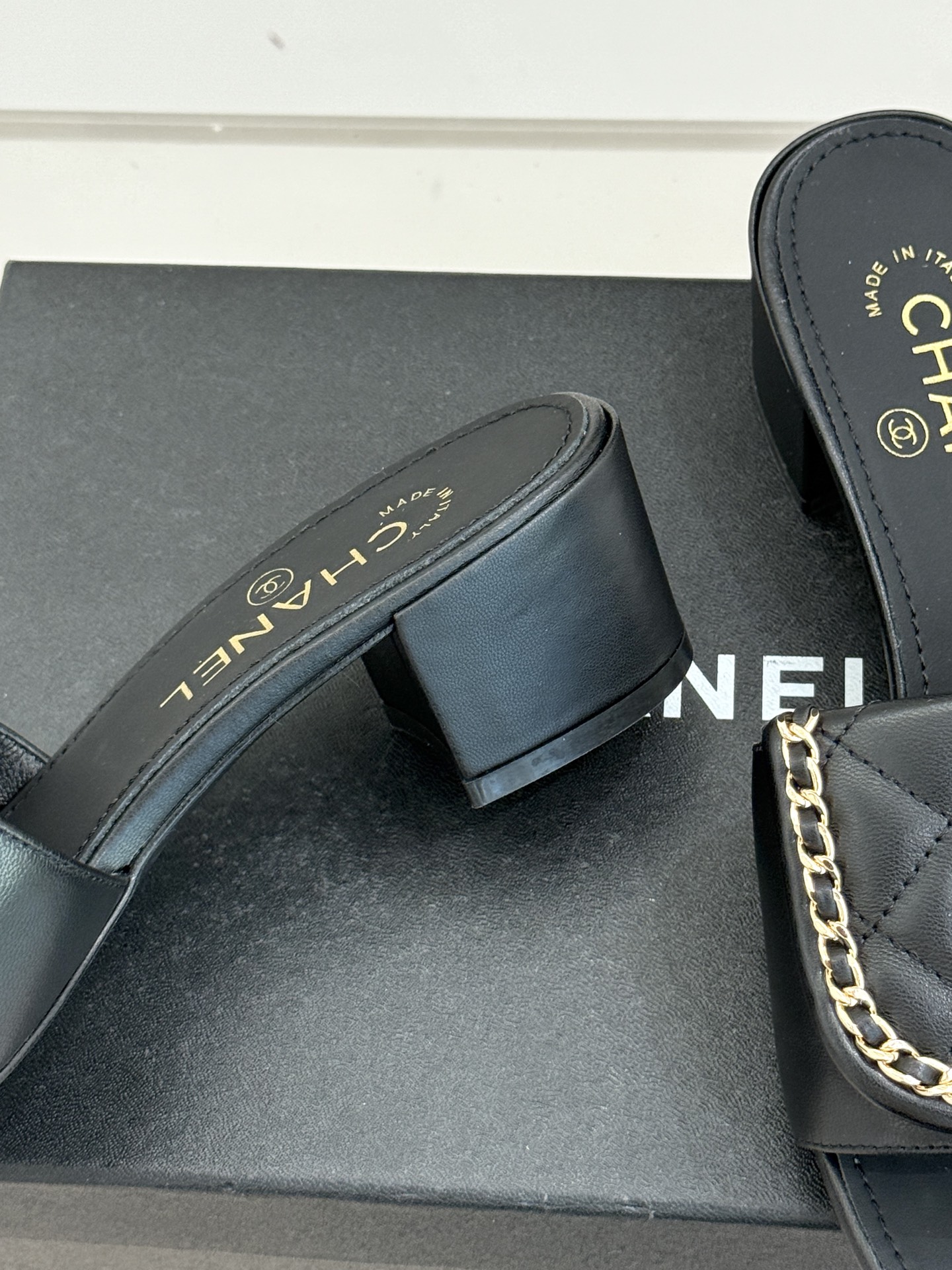 CHANE*｜小香经典春夏翻盖双C书包扣拖鞋经典永不过时 简约大气标志性翻盖双C书包扣搭配链条设计～显瘦