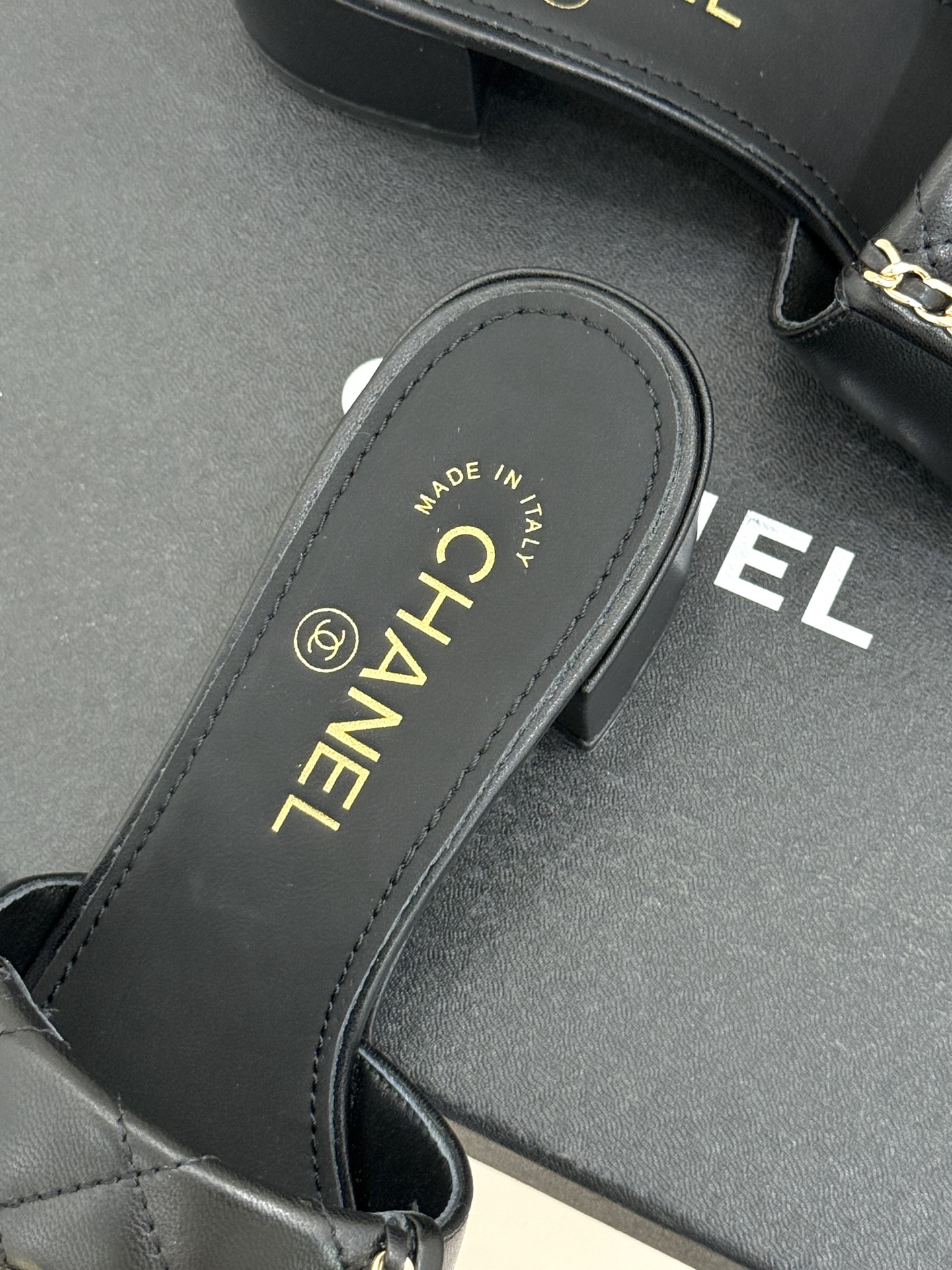 CHANE*｜小香经典春夏翻盖双C书包扣拖鞋经典永不过时 简约大气标志性翻盖双C书包扣搭配链条设计～显瘦