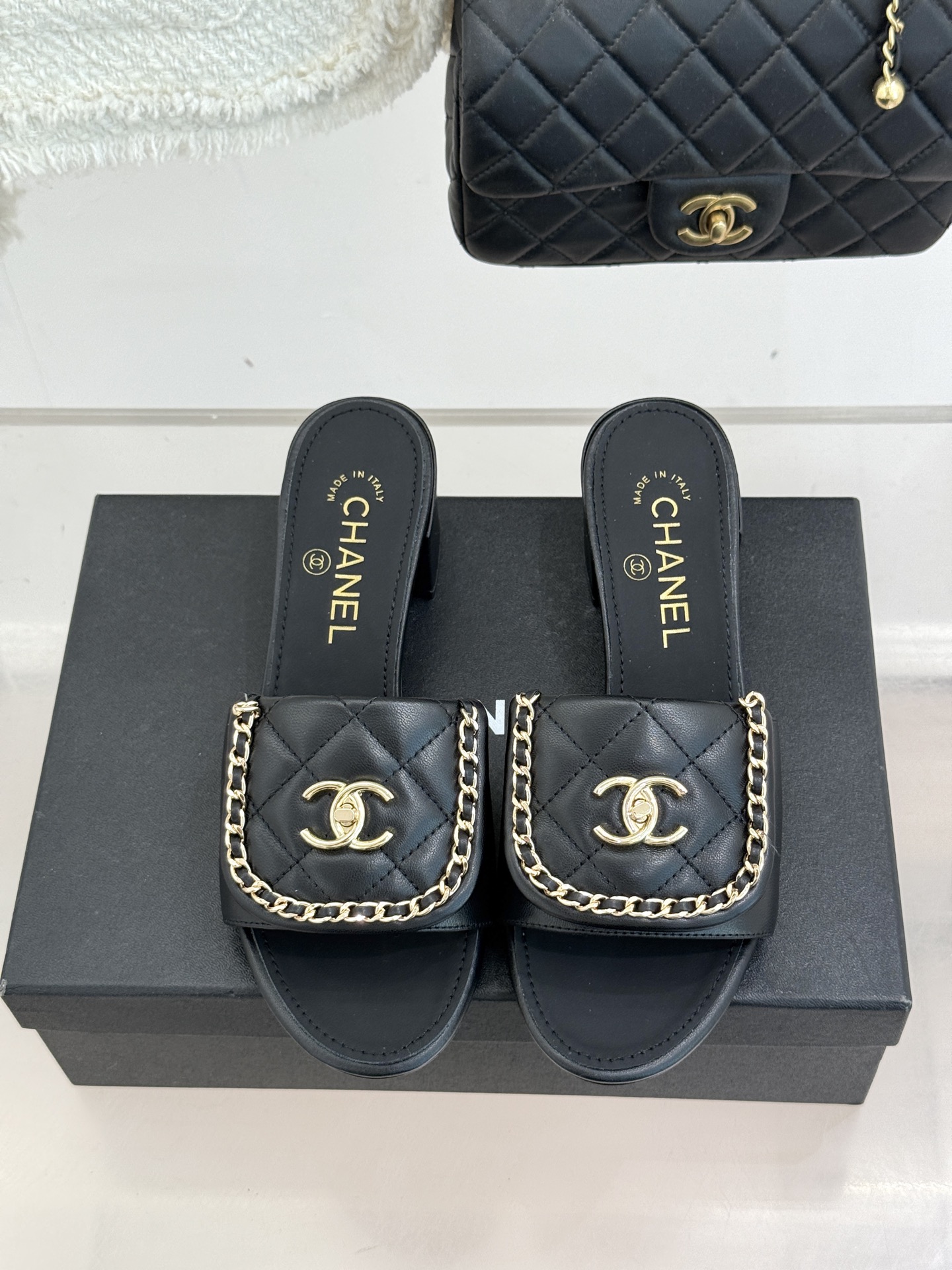 CHANE*｜小香经典春夏翻盖双C书包扣拖鞋经典永不过时 简约大气标志性翻盖双C书包扣搭配链条设计～显瘦