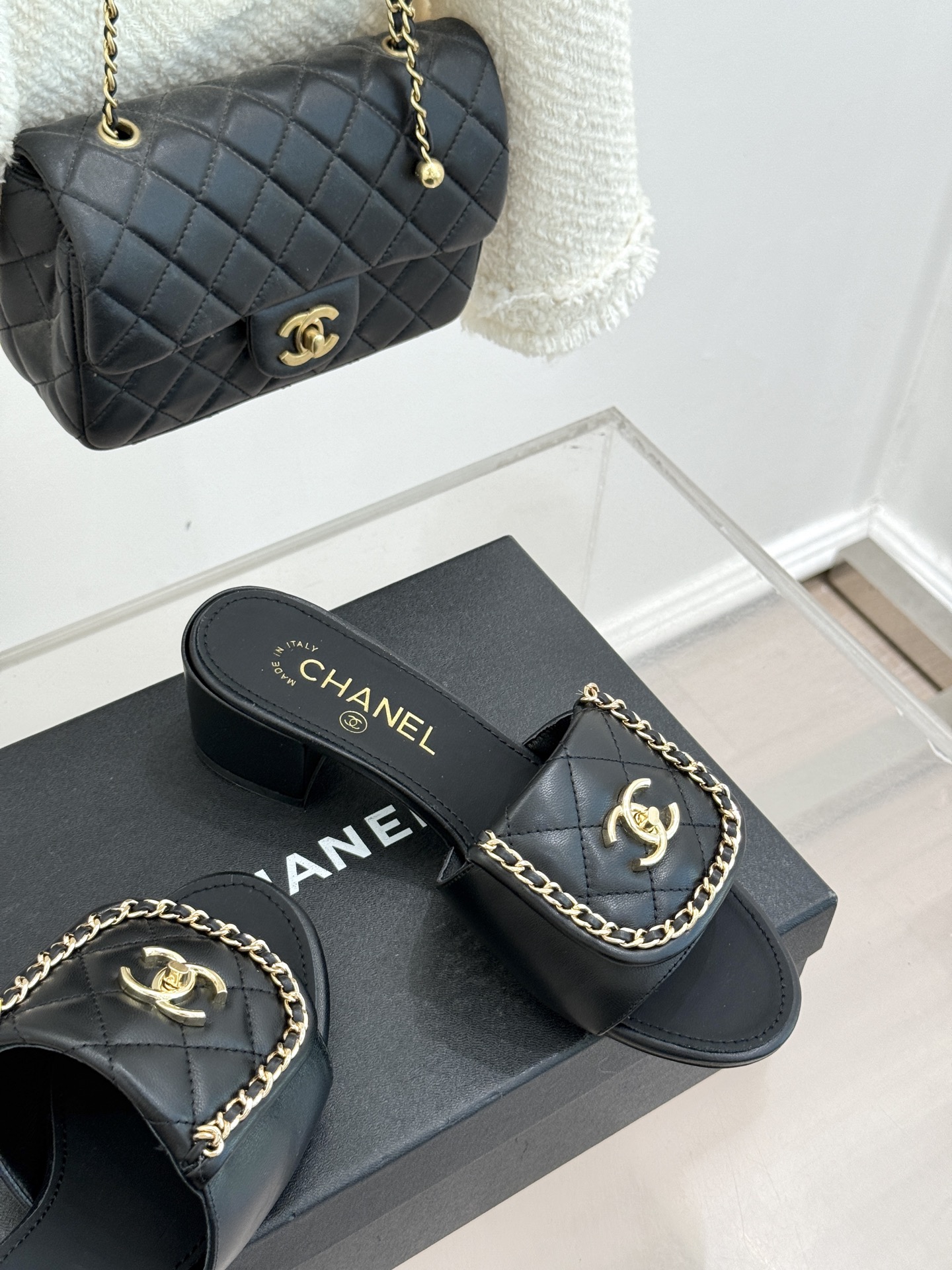 CHANE*｜小香经典春夏翻盖双C书包扣拖鞋经典永不过时 简约大气标志性翻盖双C书包扣搭配链条设计～显瘦