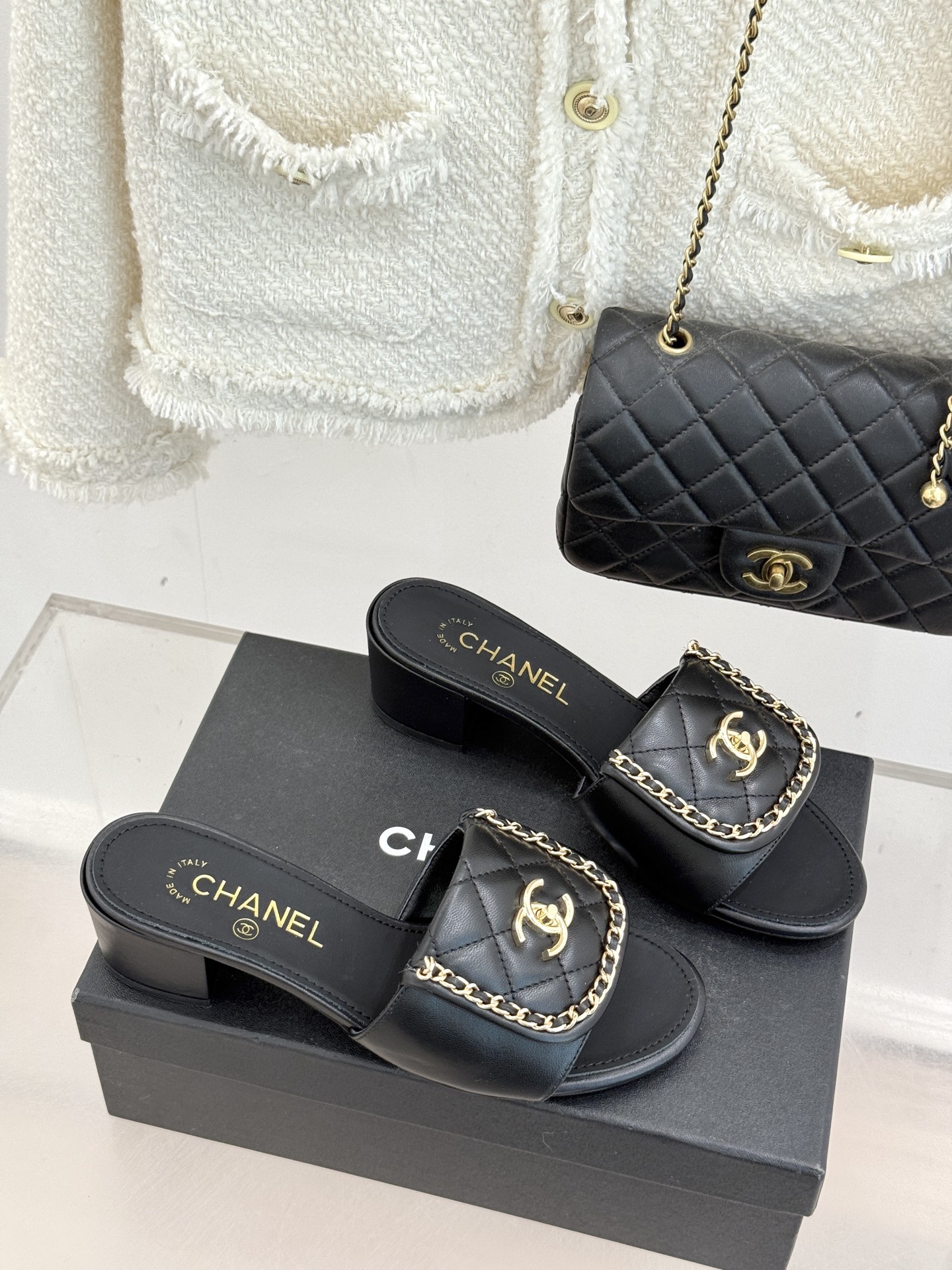 CHANE*｜小香经典春夏翻盖双C书包扣拖鞋经典永不过时 简约大气标志性翻盖双C书包扣搭配链条设计～显瘦