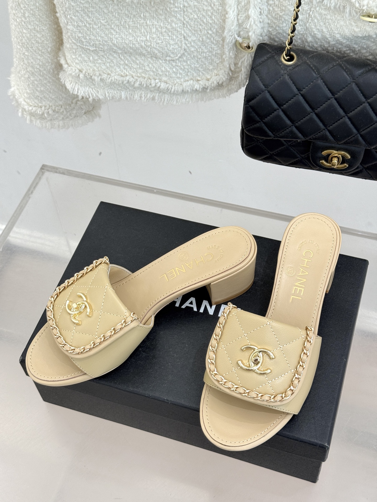 CHANE*｜小香经典春夏翻盖双C书包扣拖鞋经典永不过时 简约大气标志性翻盖双C书包扣搭配链条设计～显瘦