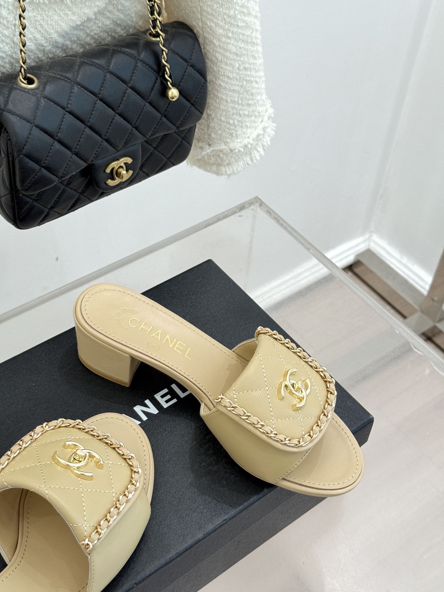 CHANE*｜小香经典春夏翻盖双C书包扣拖鞋经典永不过时 简约大气标志性翻盖双C书包扣搭配链条设计～显瘦