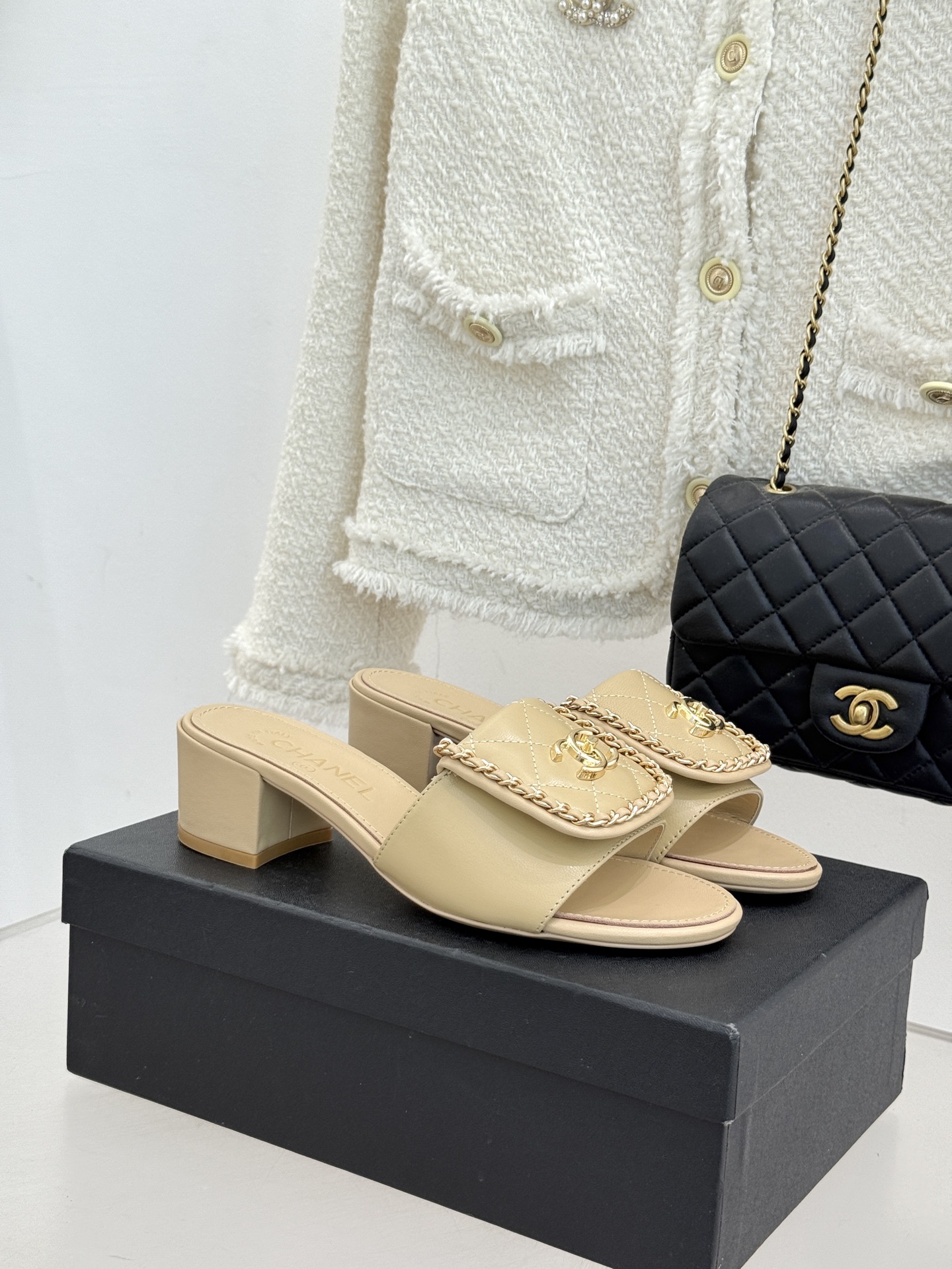 CHANE*｜小香经典春夏翻盖双C书包扣拖鞋经典永不过时 简约大气标志性翻盖双C书包扣搭配链条设计～显瘦