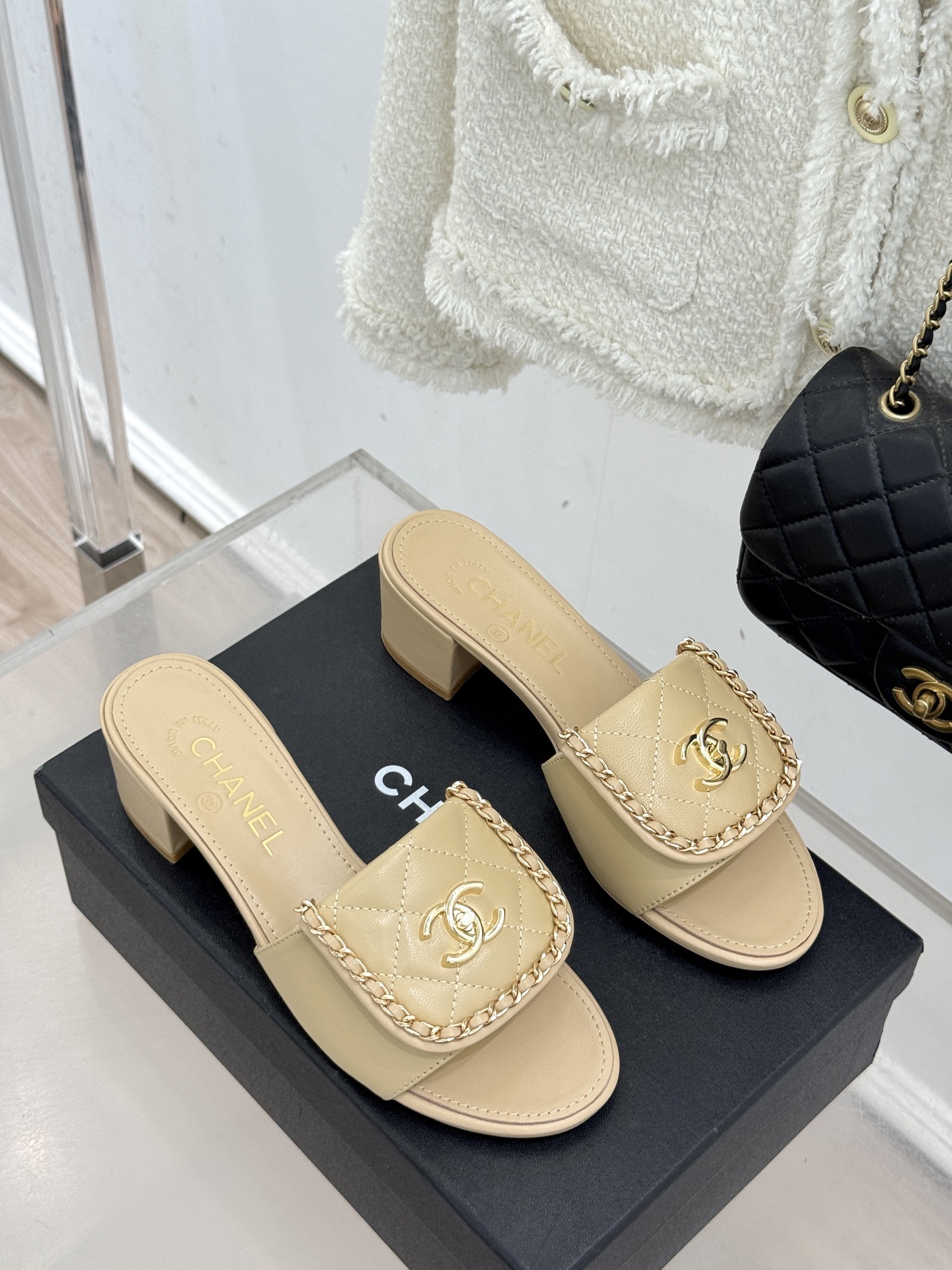 CHANE*｜小香经典春夏翻盖双C书包扣拖鞋经典永不过时 简约大气标志性翻盖双C书包扣搭配链条设计～显瘦