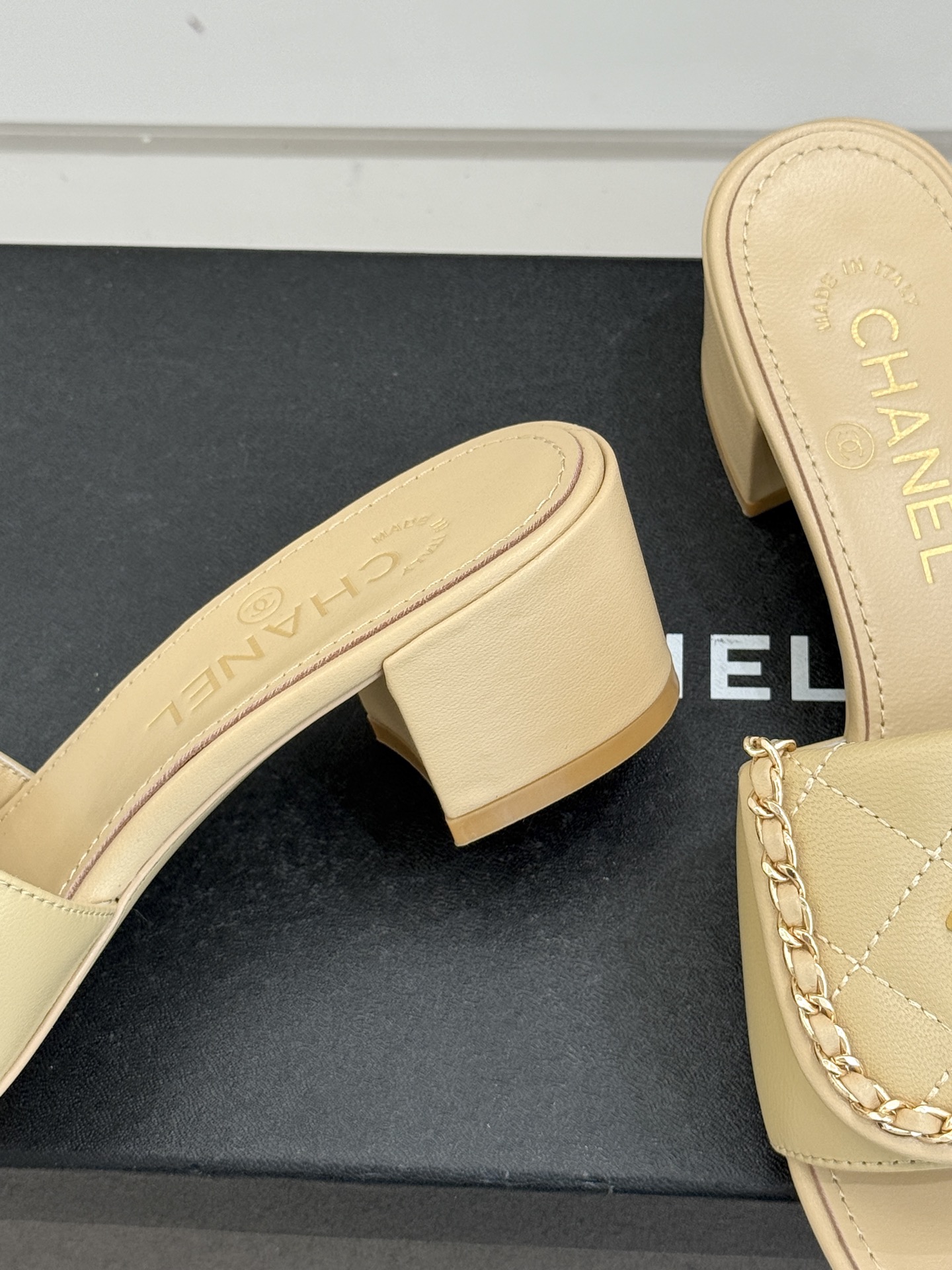 CHANE*｜小香经典春夏翻盖双C书包扣拖鞋经典永不过时 简约大气标志性翻盖双C书包扣搭配链条设计～显瘦