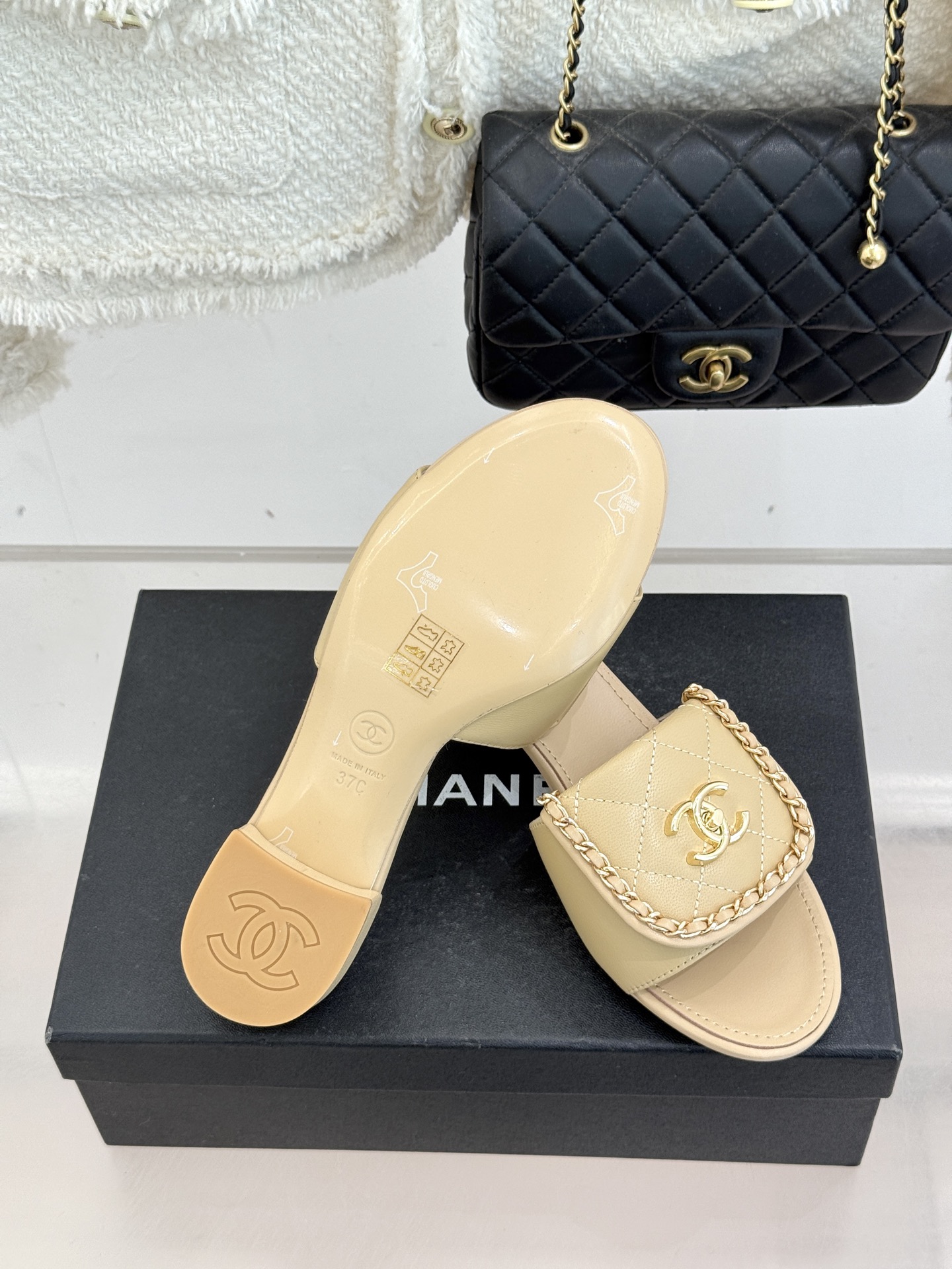 CHANE*｜小香经典春夏翻盖双C书包扣拖鞋经典永不过时 简约大气标志性翻盖双C书包扣搭配链条设计～显瘦