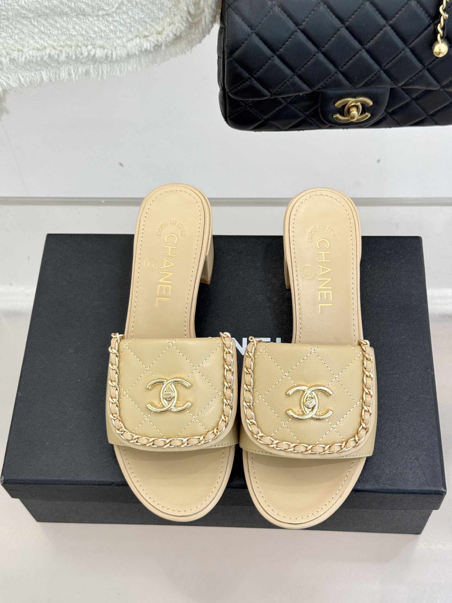 CHANE*｜小香经典春夏翻盖双C书包扣拖鞋经典永不过时 简约大气标志性翻盖双C书包扣搭配链条设计～显瘦