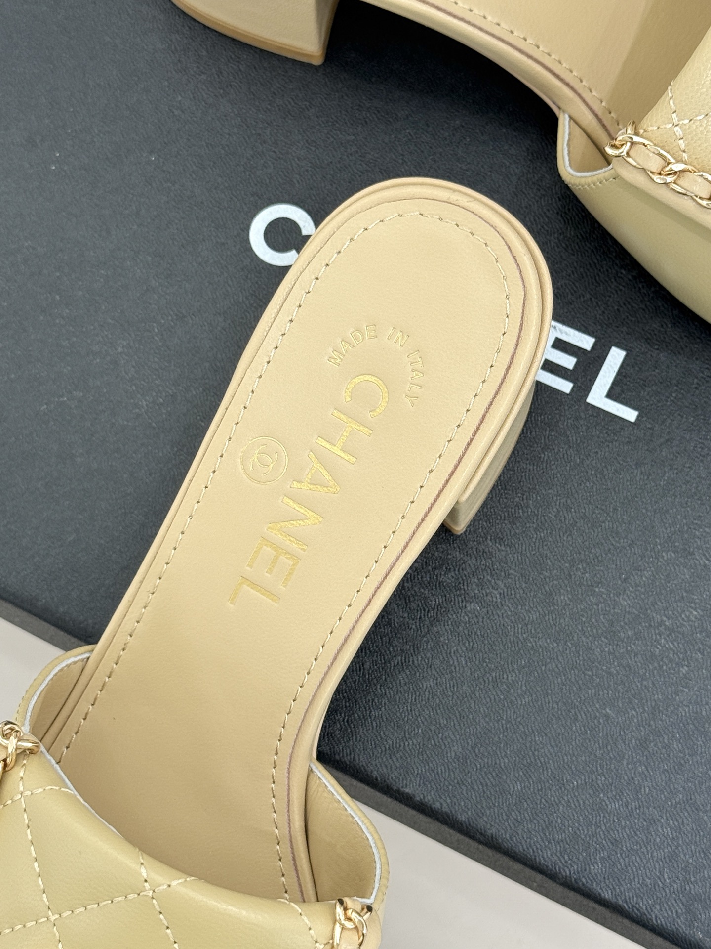 CHANE*｜小香经典春夏翻盖双C书包扣拖鞋经典永不过时 简约大气标志性翻盖双C书包扣搭配链条设计～显瘦