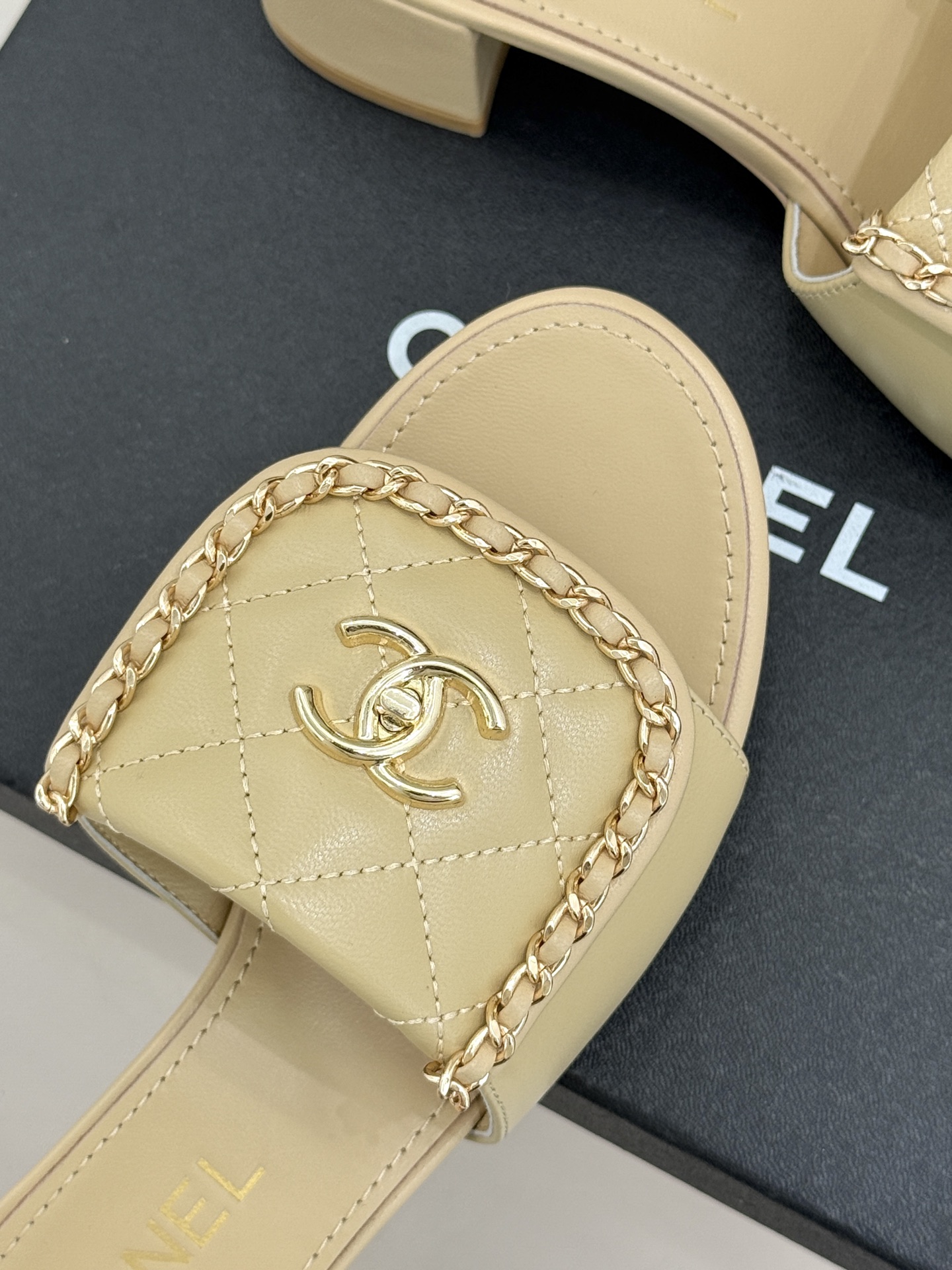 CHANE*｜小香经典春夏翻盖双C书包扣拖鞋经典永不过时 简约大气标志性翻盖双C书包扣搭配链条设计～显瘦