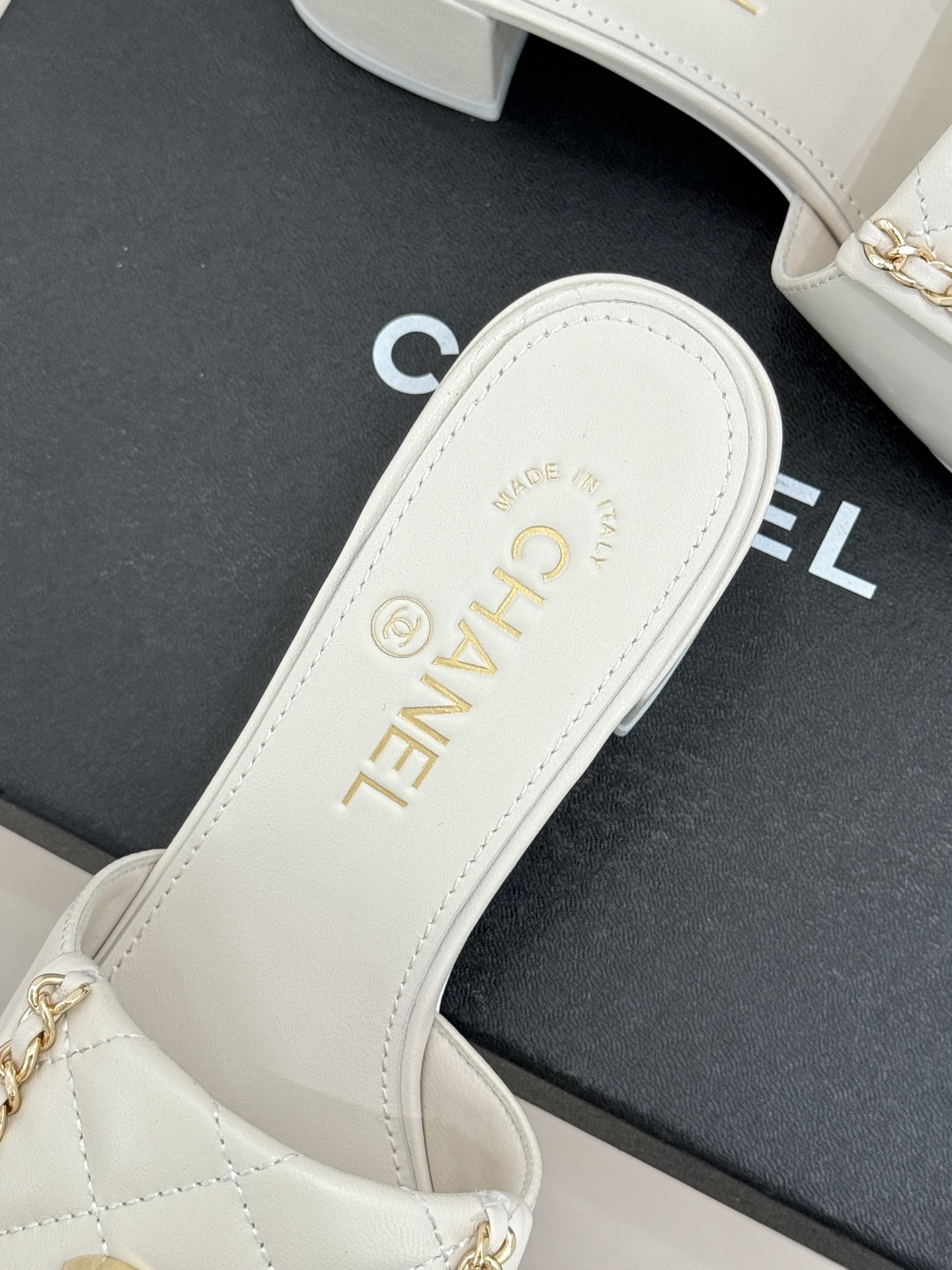 CHANE*｜小香经典春夏翻盖双C书包扣拖鞋经典永不过时 简约大气标志性翻盖双C书包扣搭配链条设计～显瘦