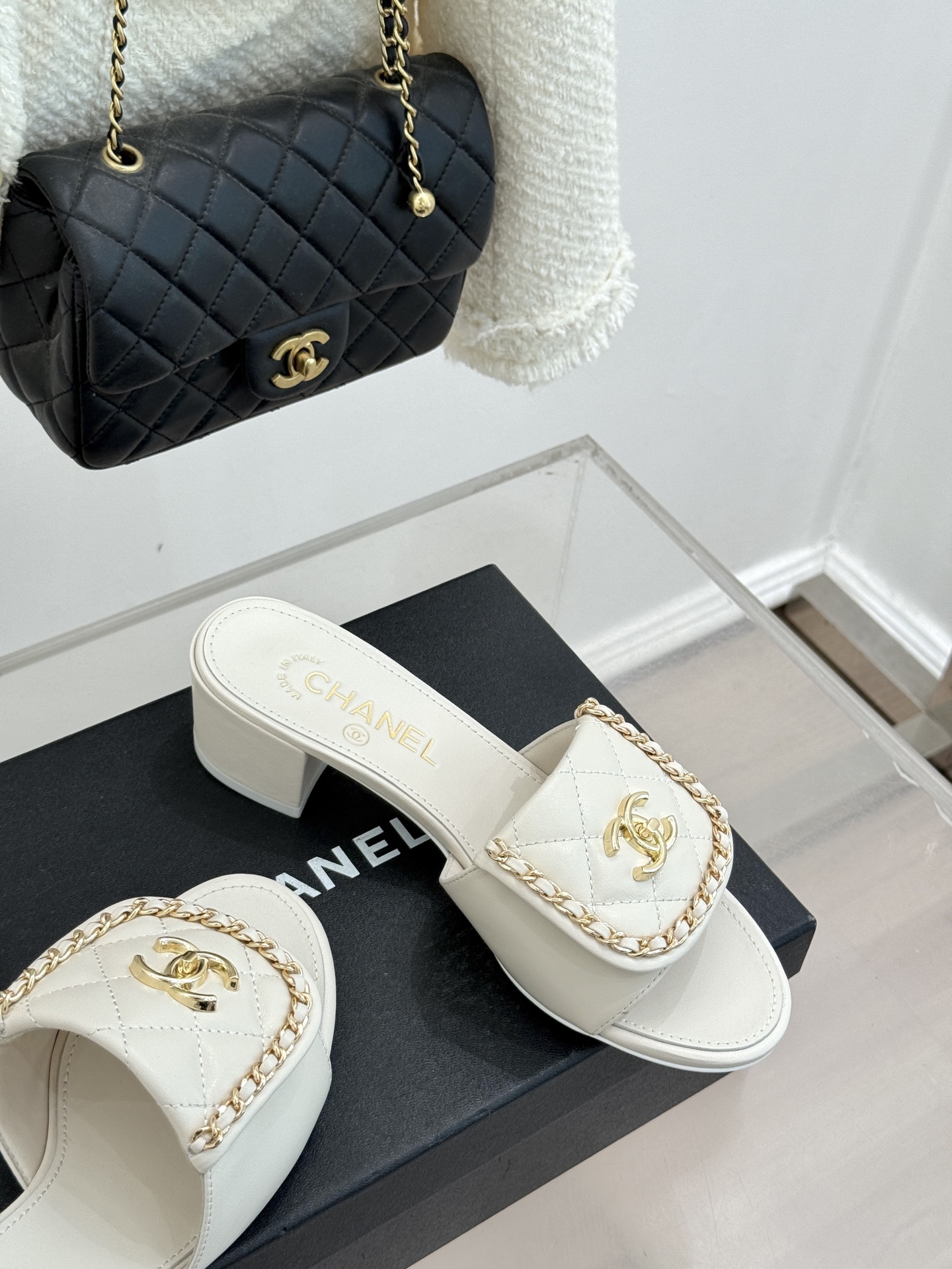 CHANE*｜小香经典春夏翻盖双C书包扣拖鞋经典永不过时 简约大气标志性翻盖双C书包扣搭配链条设计～显瘦