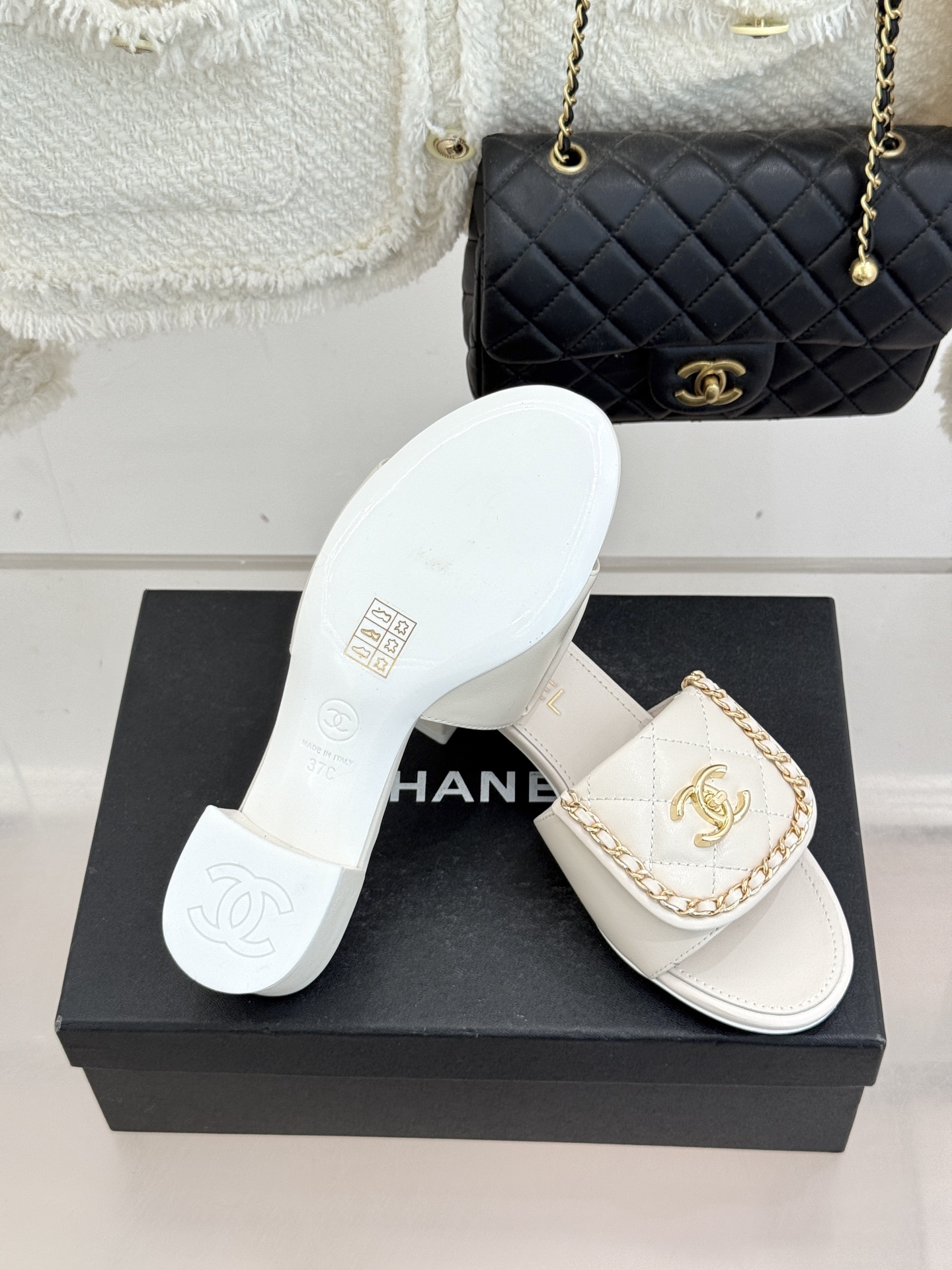 CHANE*｜小香经典春夏翻盖双C书包扣拖鞋经典永不过时 简约大气标志性翻盖双C书包扣搭配链条设计～显瘦