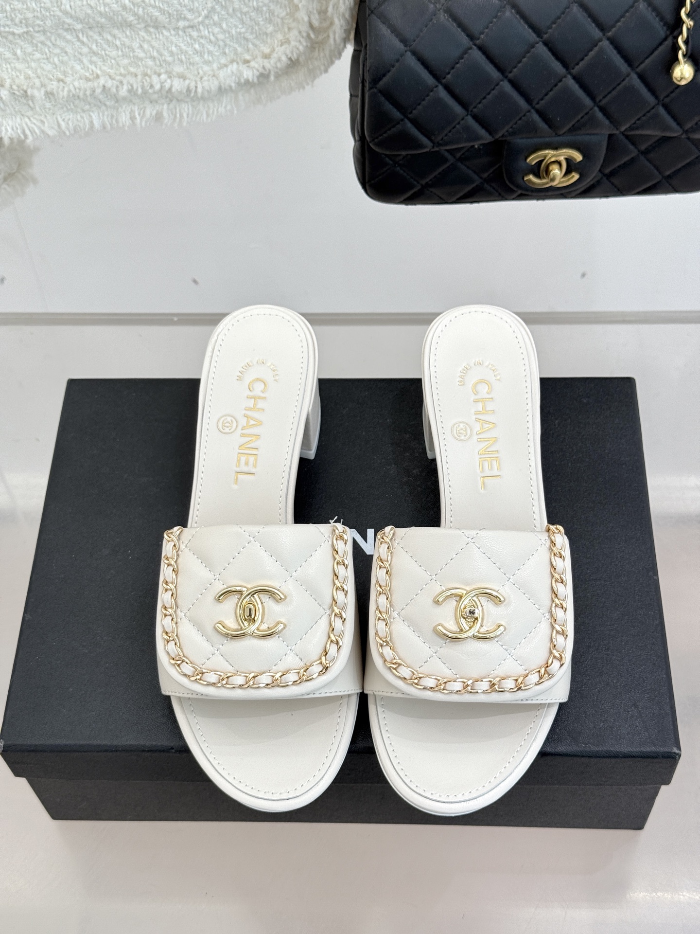 CHANE*｜小香经典春夏翻盖双C书包扣拖鞋经典永不过时 简约大气标志性翻盖双C书包扣搭配链条设计～显瘦