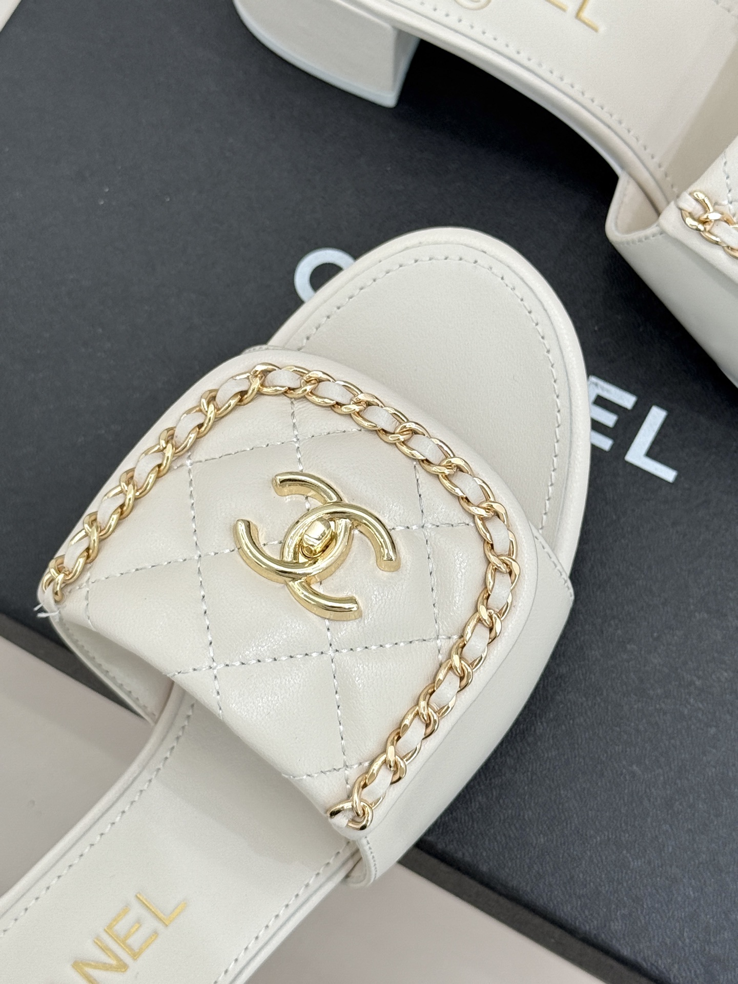 CHANE*｜小香经典春夏翻盖双C书包扣拖鞋经典永不过时 简约大气标志性翻盖双C书包扣搭配链条设计～显瘦