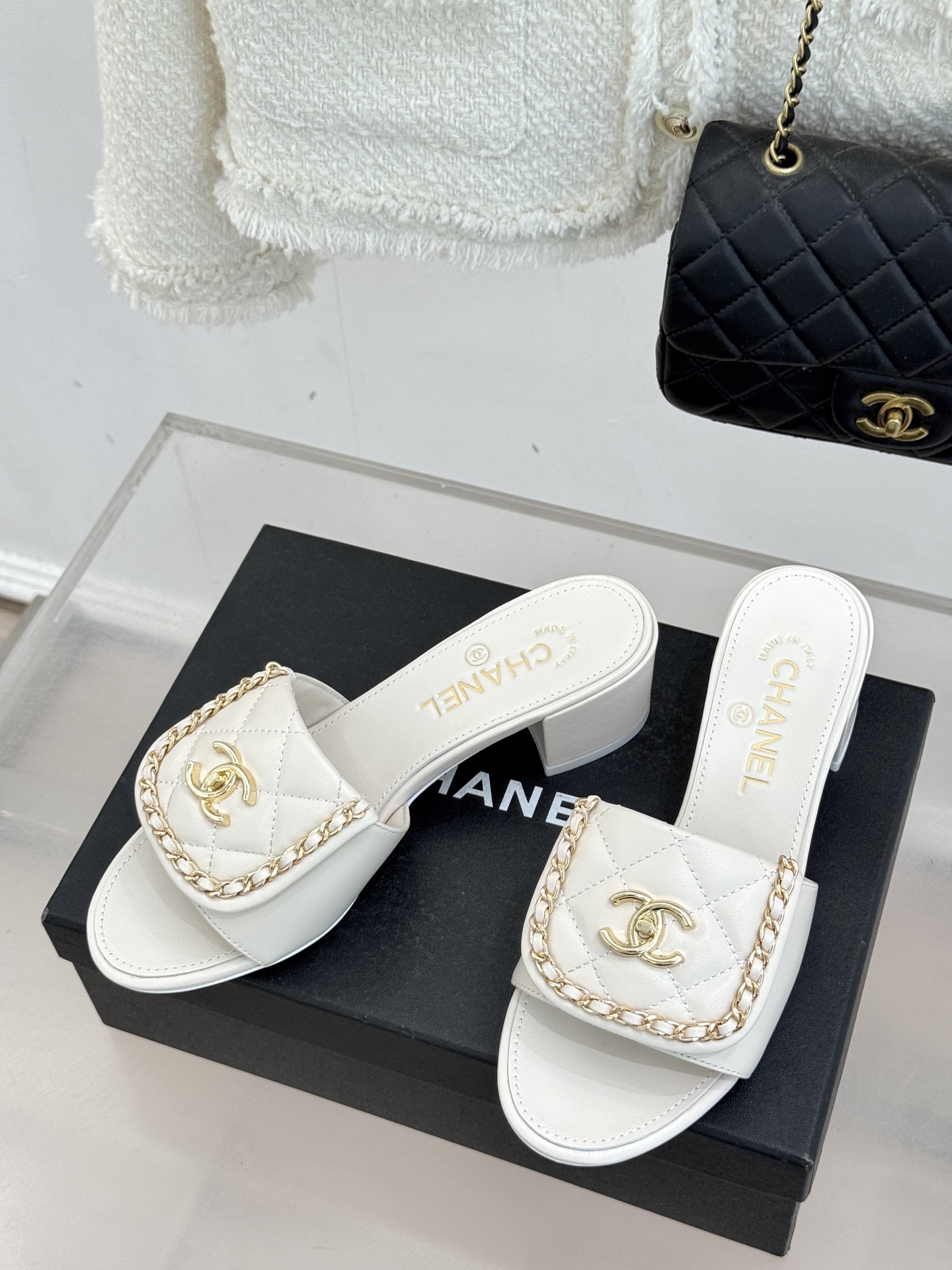 CHANE*｜小香经典春夏翻盖双C书包扣拖鞋经典永不过时 简约大气标志性翻盖双C书包扣搭配链条设计～显瘦