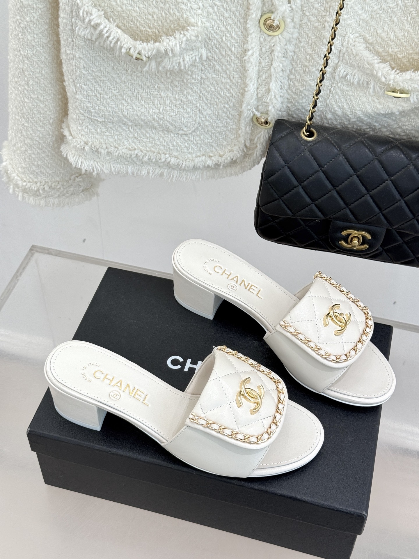 CHANE*｜小香经典春夏翻盖双C书包扣拖鞋经典永不过时 简约大气标志性翻盖双C书包扣搭配链条设计～显瘦