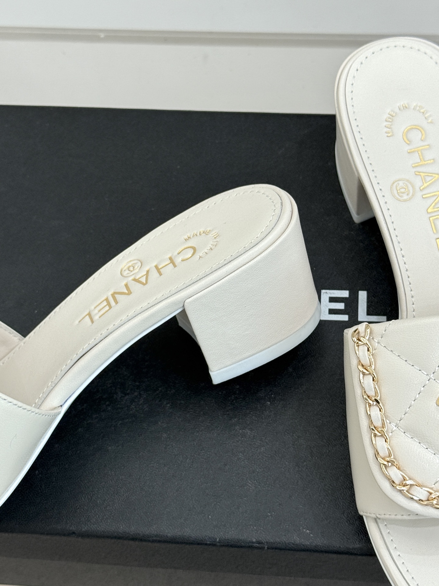 CHANE*｜小香经典春夏翻盖双C书包扣拖鞋经典永不过时 简约大气标志性翻盖双C书包扣搭配链条设计～显瘦