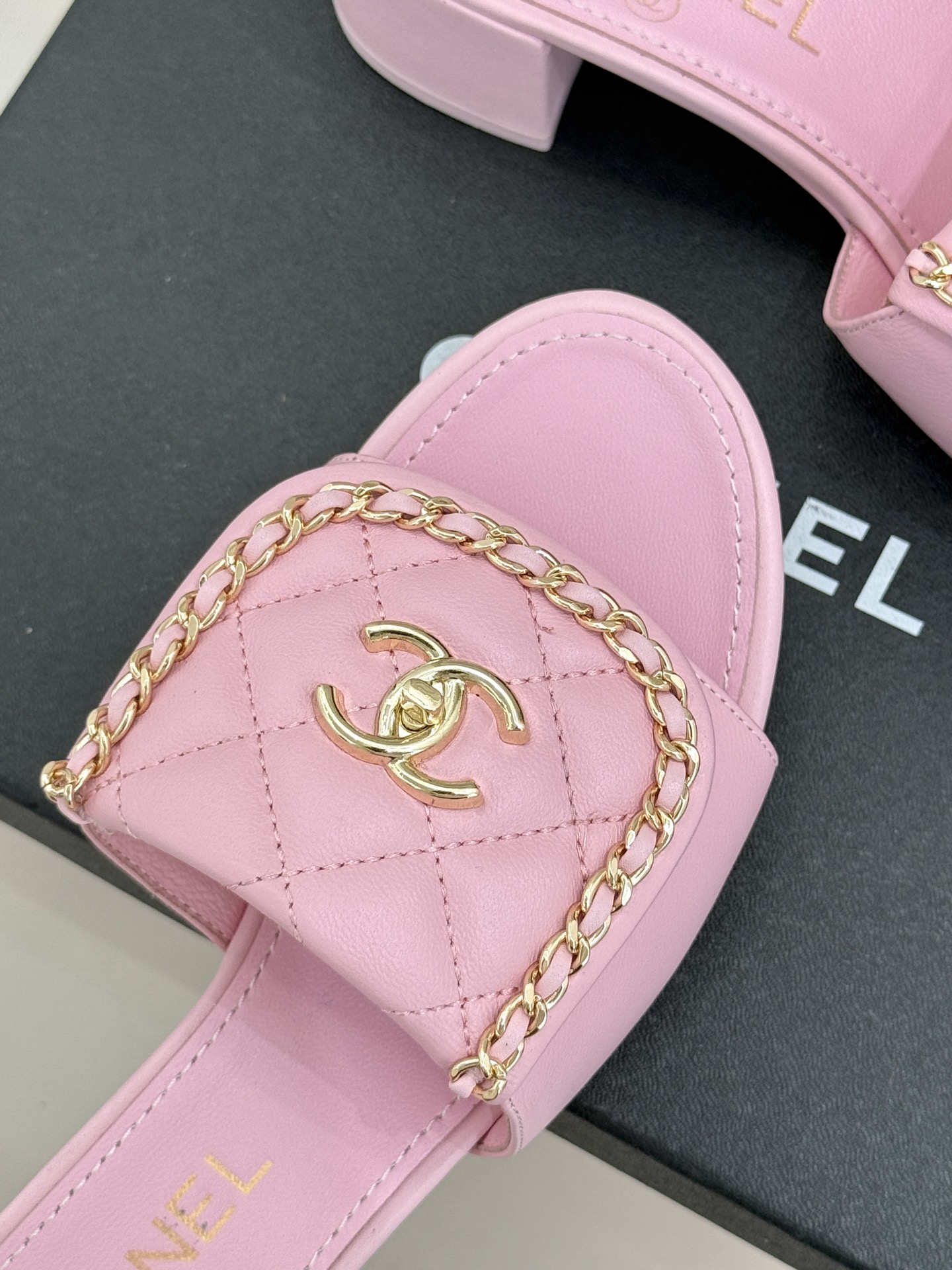 CHANE*｜小香经典春夏翻盖双C书包扣拖鞋经典永不过时 简约大气标志性翻盖双C书包扣搭配链条设计～显瘦