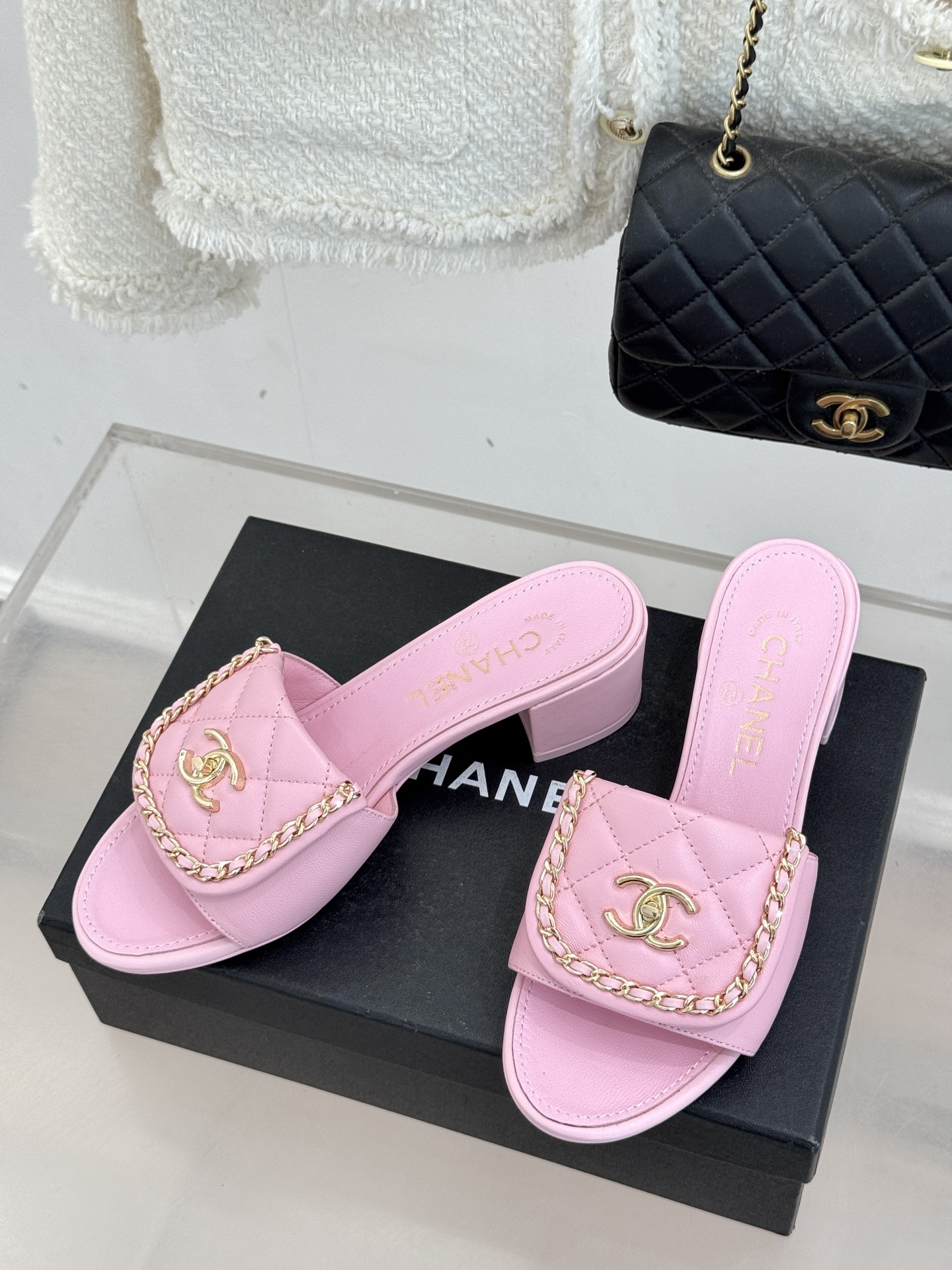 CHANE*｜小香经典春夏翻盖双C书包扣拖鞋经典永不过时 简约大气标志性翻盖双C书包扣搭配链条设计～显瘦