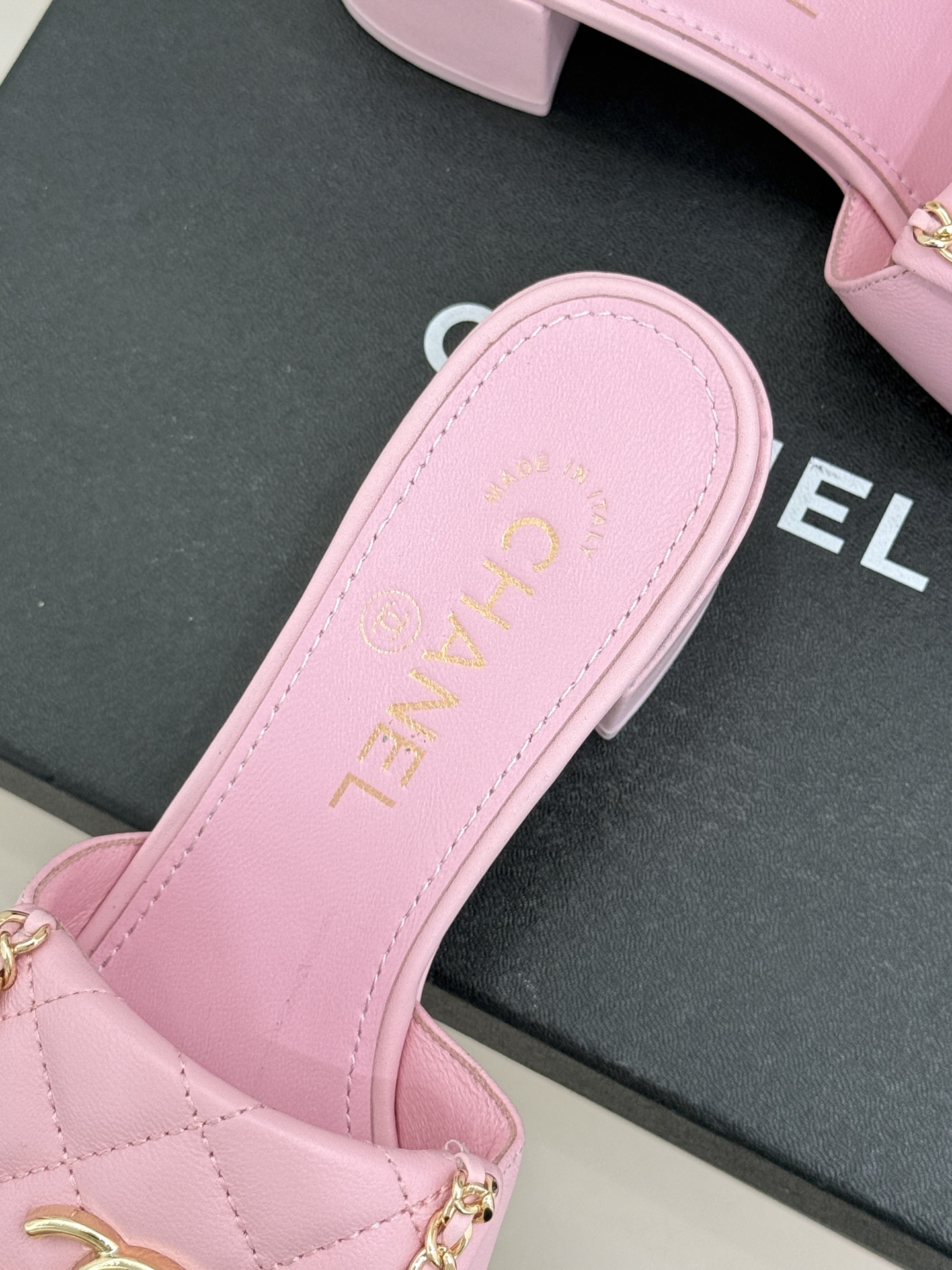 CHANE*｜小香经典春夏翻盖双C书包扣拖鞋经典永不过时 简约大气标志性翻盖双C书包扣搭配链条设计～显瘦