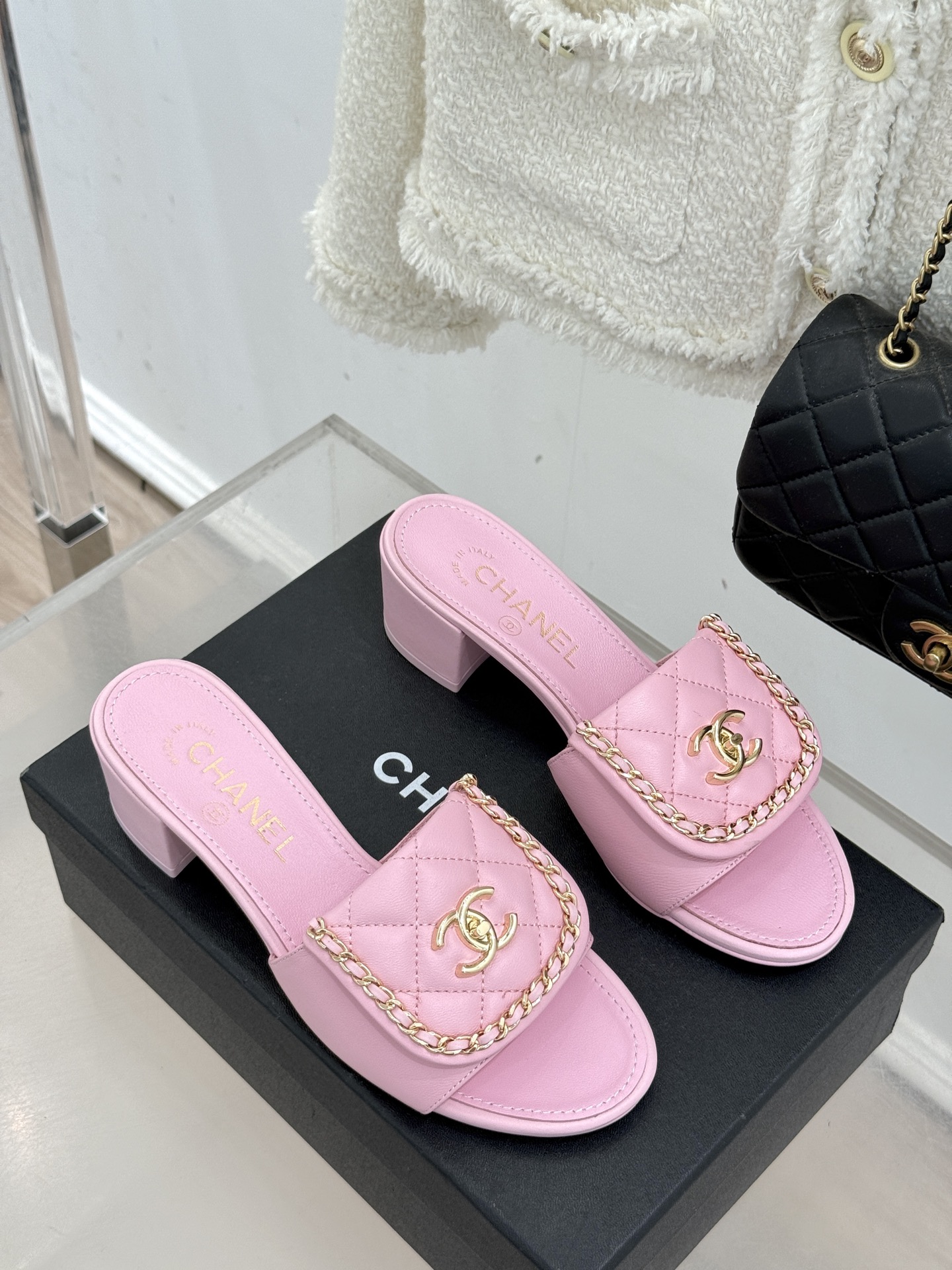 CHANE*｜小香经典春夏翻盖双C书包扣拖鞋经典永不过时 简约大气标志性翻盖双C书包扣搭配链条设计～显瘦