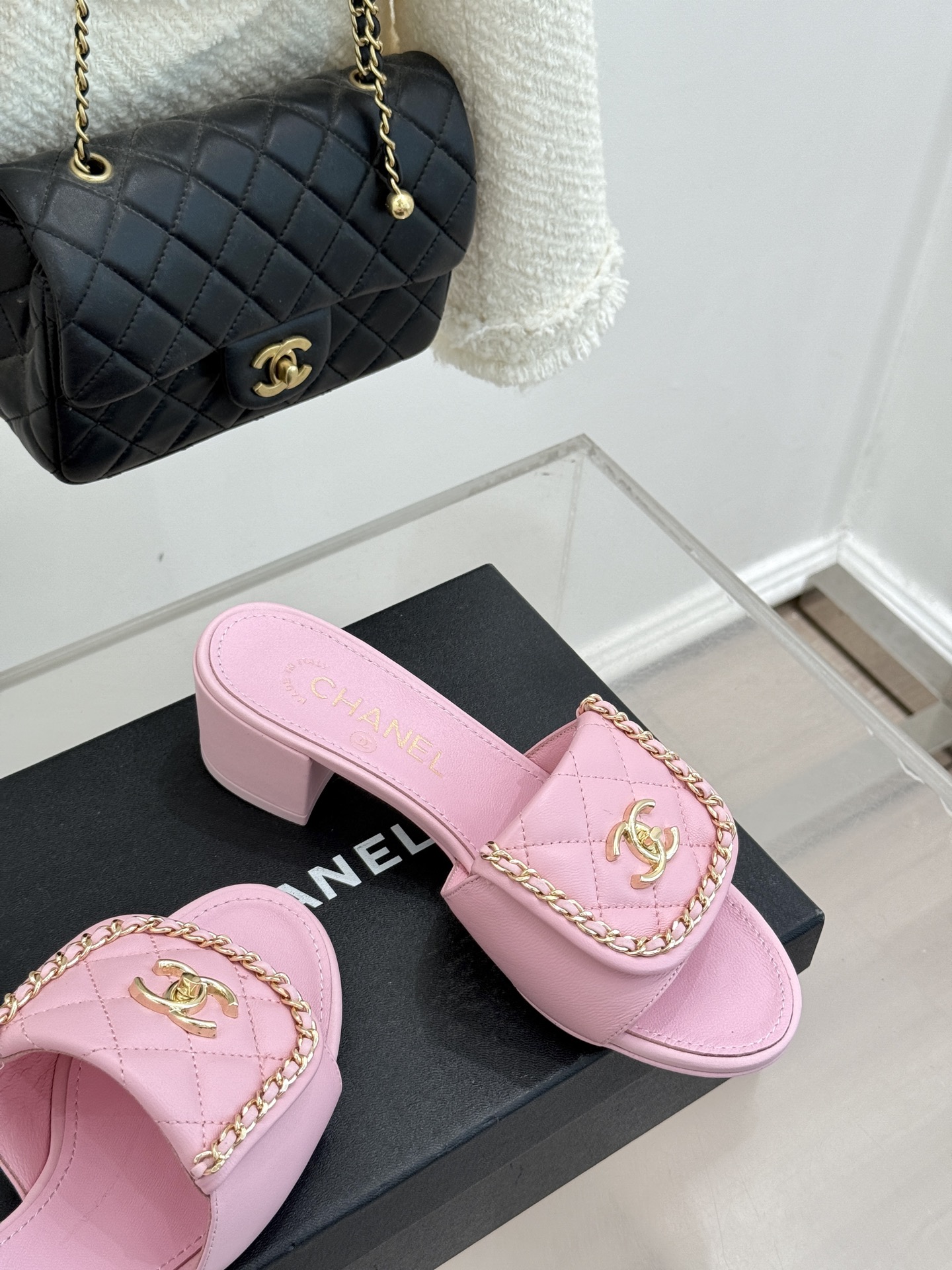 CHANE*｜小香经典春夏翻盖双C书包扣拖鞋经典永不过时 简约大气标志性翻盖双C书包扣搭配链条设计～显瘦