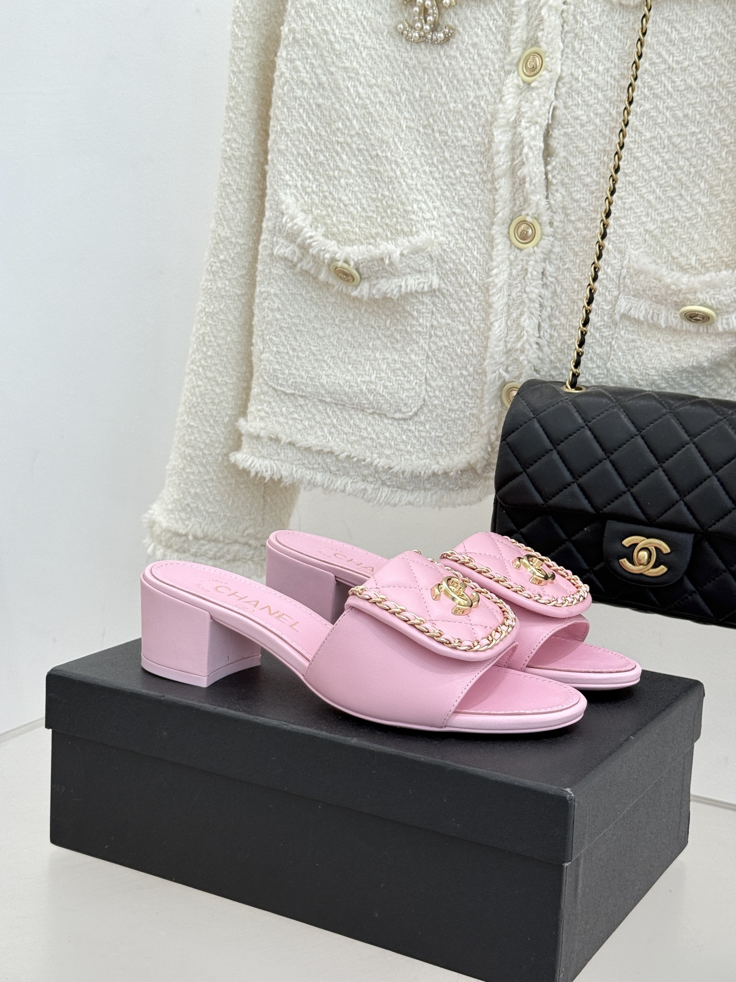 CHANE*｜小香经典春夏翻盖双C书包扣拖鞋经典永不过时 简约大气标志性翻盖双C书包扣搭配链条设计～显瘦