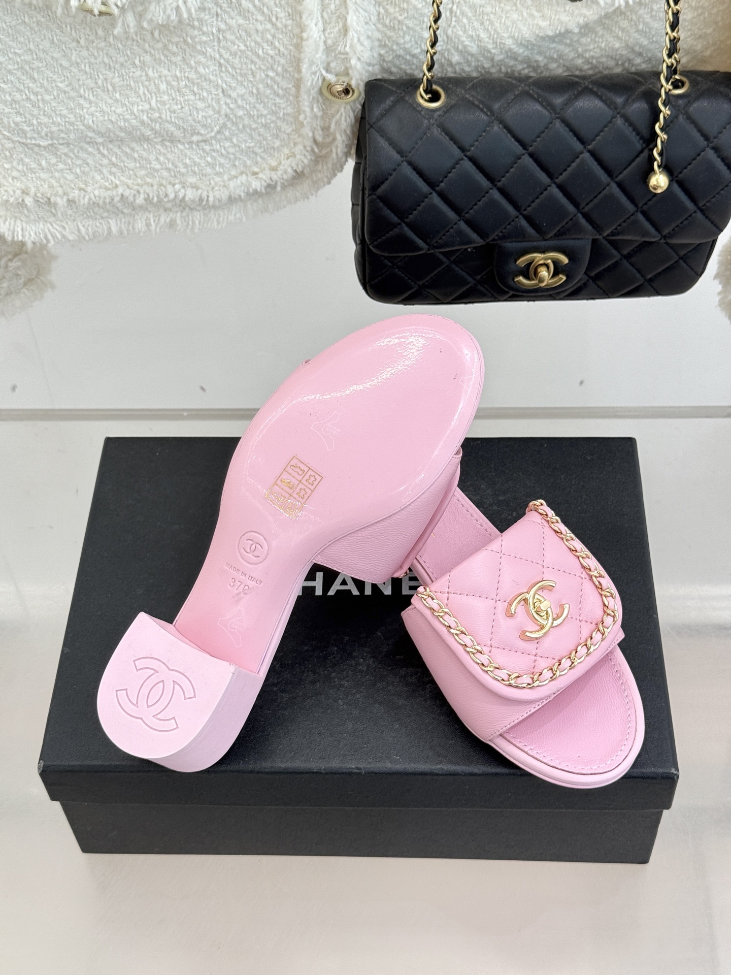 CHANE*｜小香经典春夏翻盖双C书包扣拖鞋经典永不过时 简约大气标志性翻盖双C书包扣搭配链条设计～显瘦