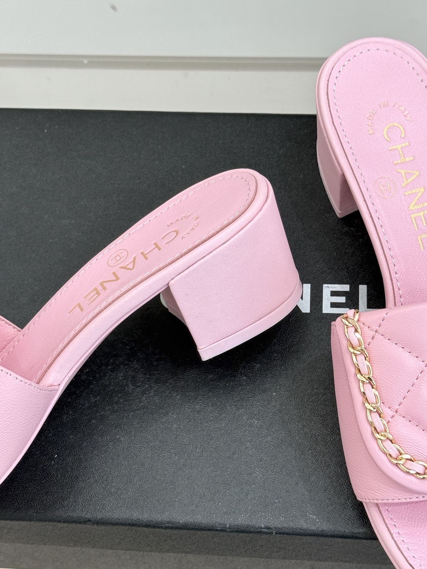 CHANE*｜小香经典春夏翻盖双C书包扣拖鞋经典永不过时 简约大气标志性翻盖双C书包扣搭配链条设计～显瘦