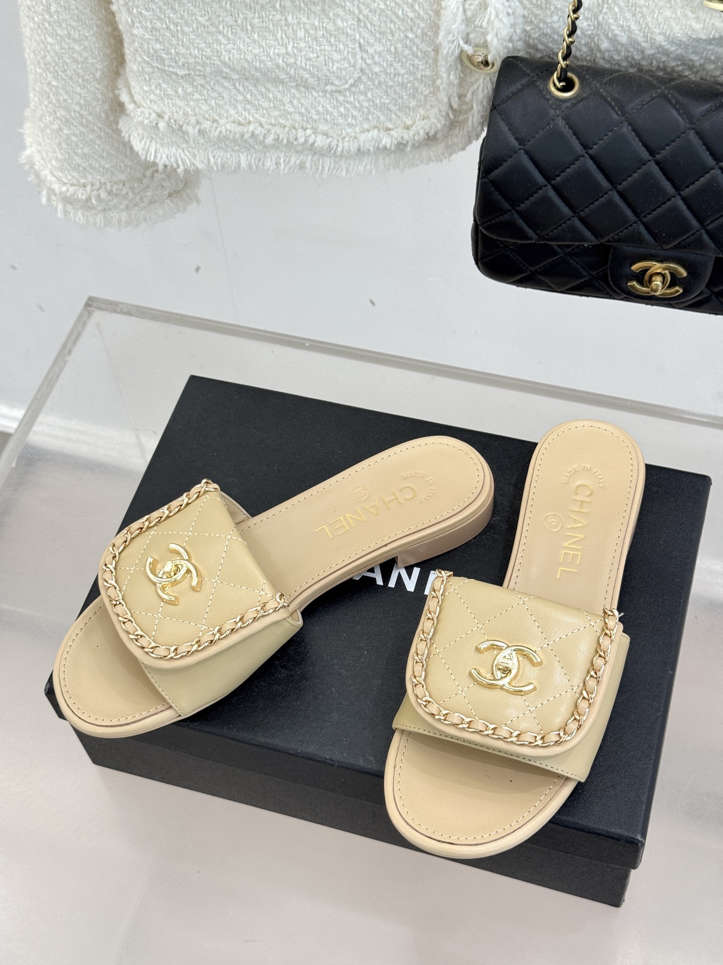 CHANE*｜小香经典春夏翻盖双C书包扣拖鞋经典永不过时 简约大气标志性翻盖双C书包扣搭配链条设计～显瘦