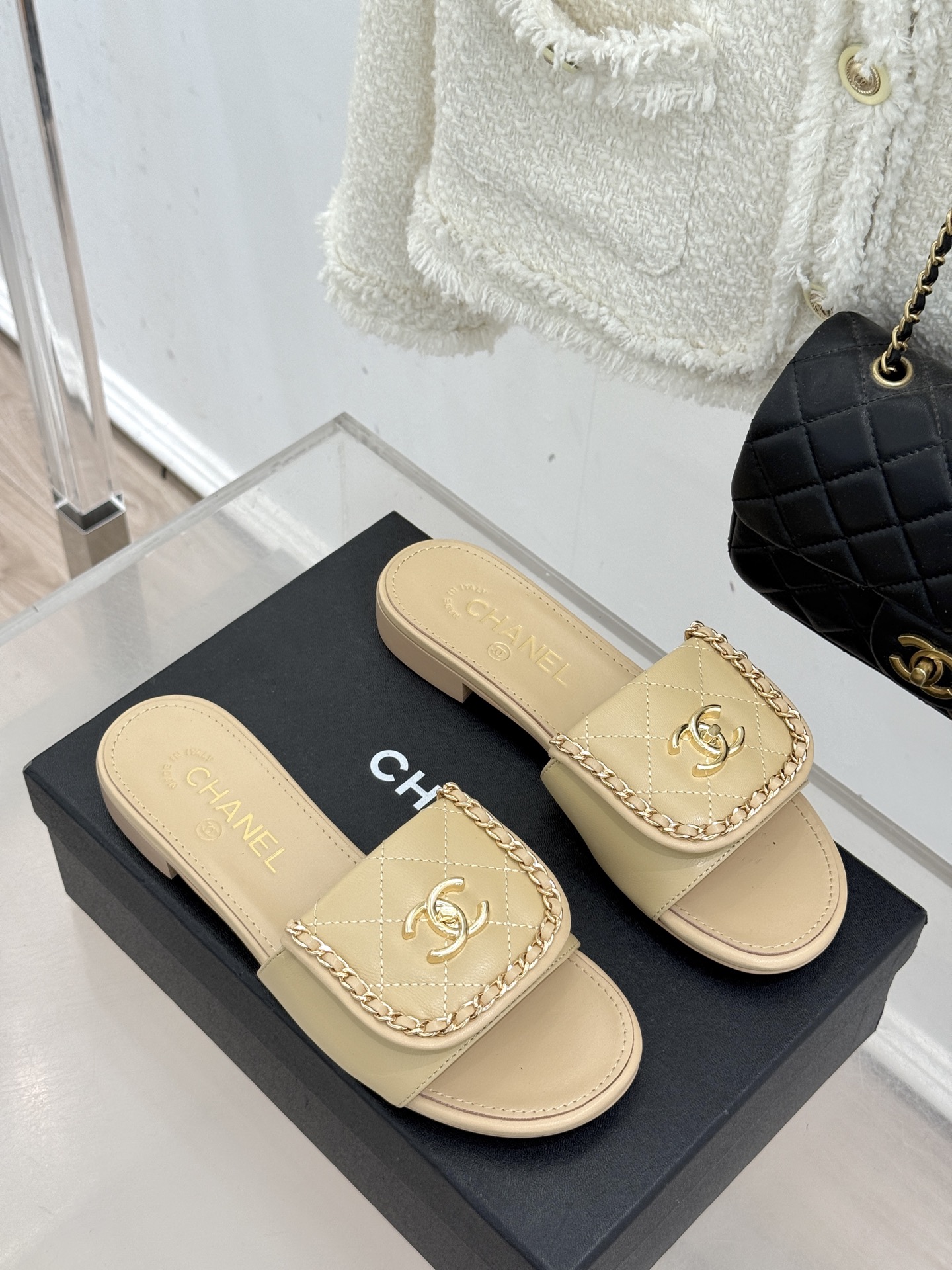 CHANE*｜小香经典春夏翻盖双C书包扣拖鞋经典永不过时 简约大气标志性翻盖双C书包扣搭配链条设计～显瘦