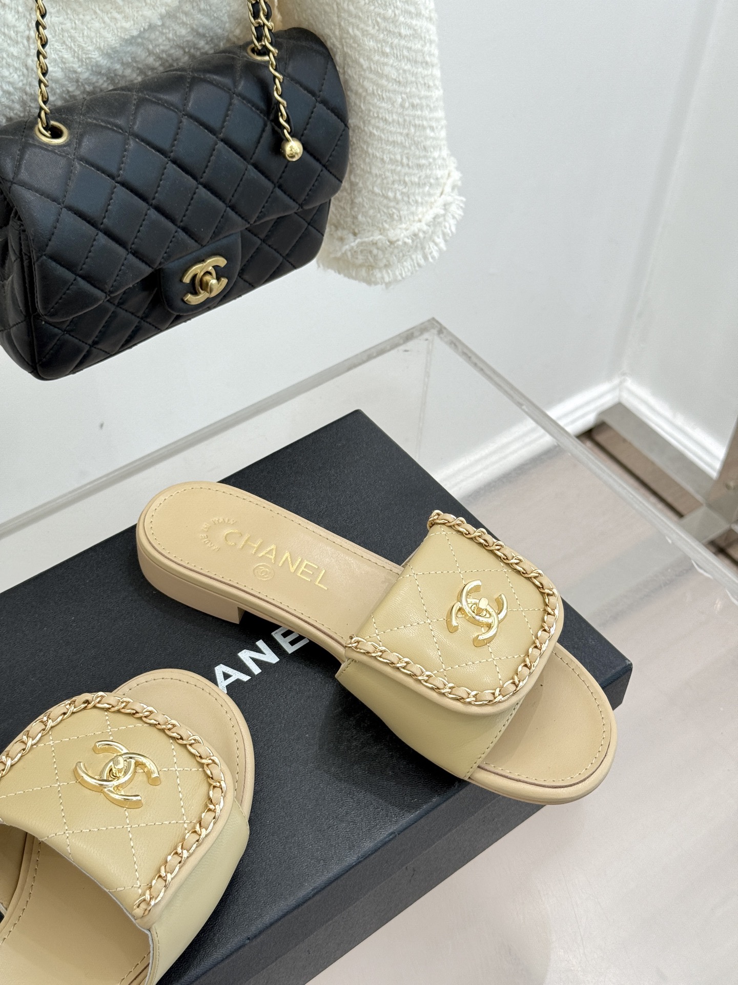 CHANE*｜小香经典春夏翻盖双C书包扣拖鞋经典永不过时 简约大气标志性翻盖双C书包扣搭配链条设计～显瘦