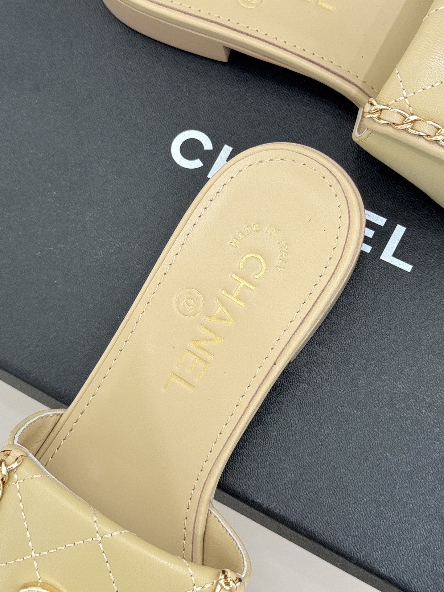 CHANE*｜小香经典春夏翻盖双C书包扣拖鞋经典永不过时 简约大气标志性翻盖双C书包扣搭配链条设计～显瘦