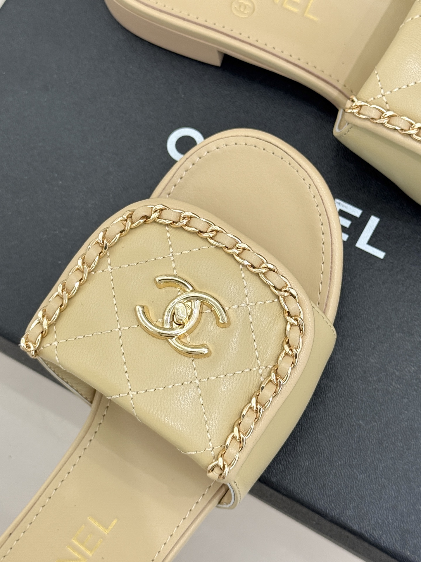 CHANE*｜小香经典春夏翻盖双C书包扣拖鞋经典永不过时 简约大气标志性翻盖双C书包扣搭配链条设计～显瘦